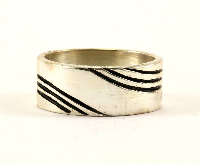 Vintage Größe 9 Bandring Mit Eingekerbtem Design 925 Sterling Silber Rg 2991 Vintage Größe 9 Bandring Mit Eingekerbtem Design 925 Sterling Silber Rg 2991 von GabrielStar