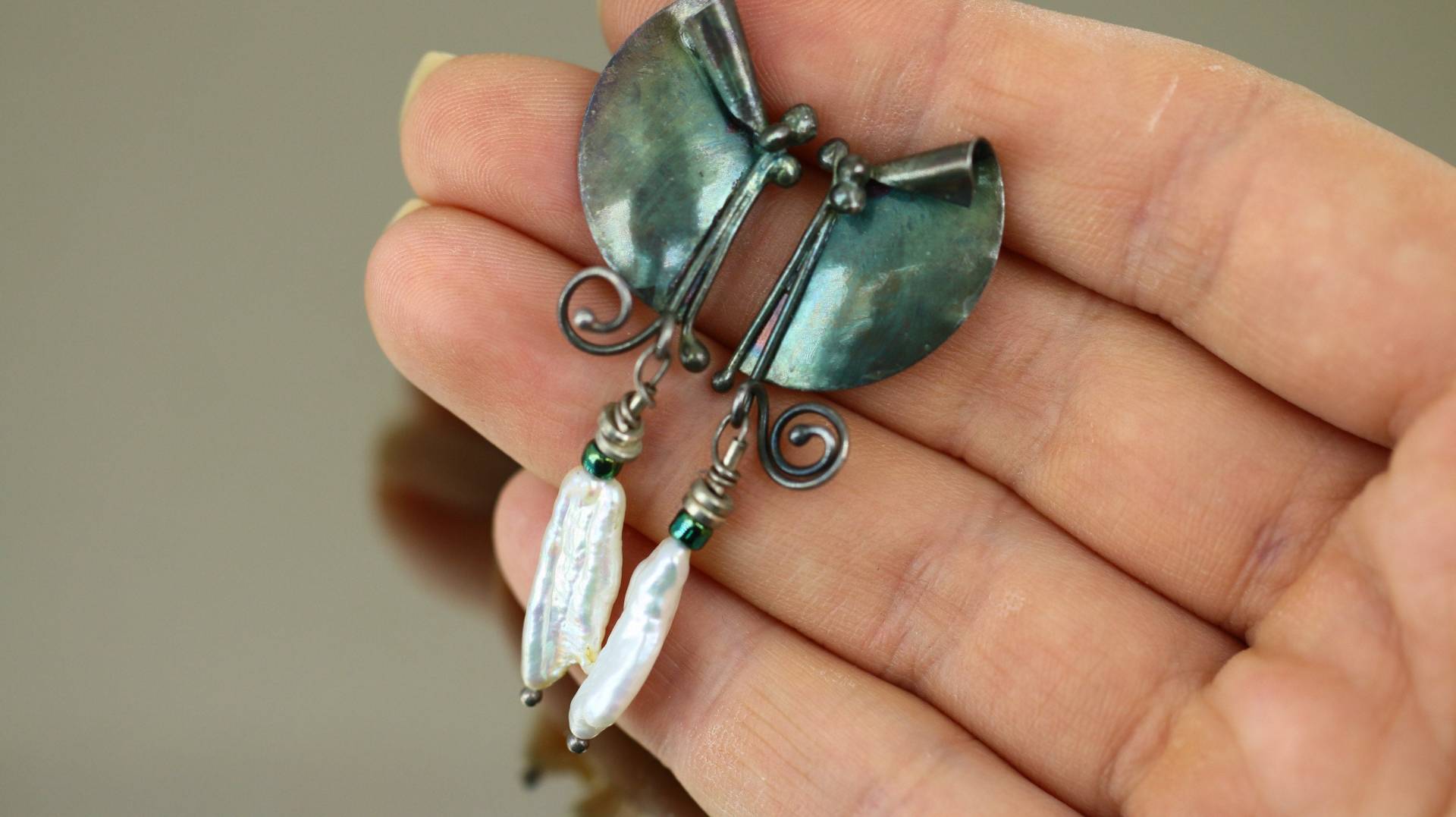 Vintage Schöne Blättern Freiform Natürliche Perle Perlmutt Design Tropfen Baumeln Ohrringe Sterling 925 Er 446 von GabrielStar