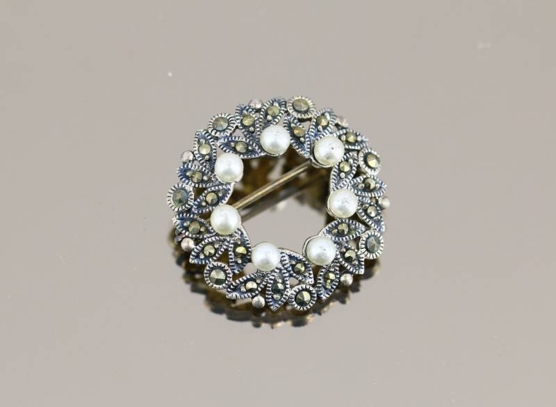 Vintage Schöne Schriftrolle Blatt Faux Perlen Markasiten Steine Design Pin/Brosche 925 Sterling Bb 1823 Vintage Schöne Schriftrolle Blatt Faux Perlen Markasiten Steine Design Pin/Brosche 925 Sterling Bb 1823 von GabrielStar