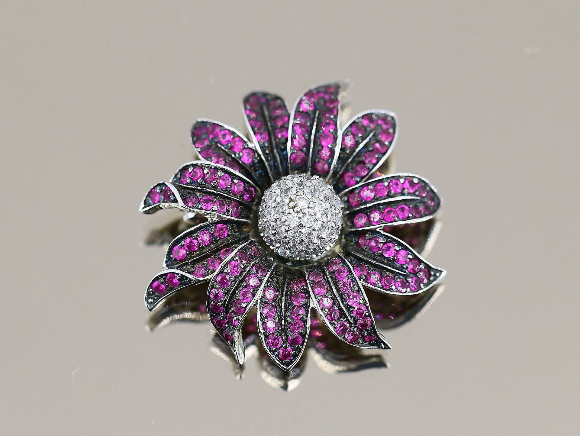 Vintage Schöne Sparkling Pink Crystals Cz Flower Design Pin/Brosche 925 Sterling Bb 1818 Vintage Schöne Sparkling Pink Crystals Cz Flower Design Pin/Brosche 925 Sterling Bb 1818 von GabrielStar