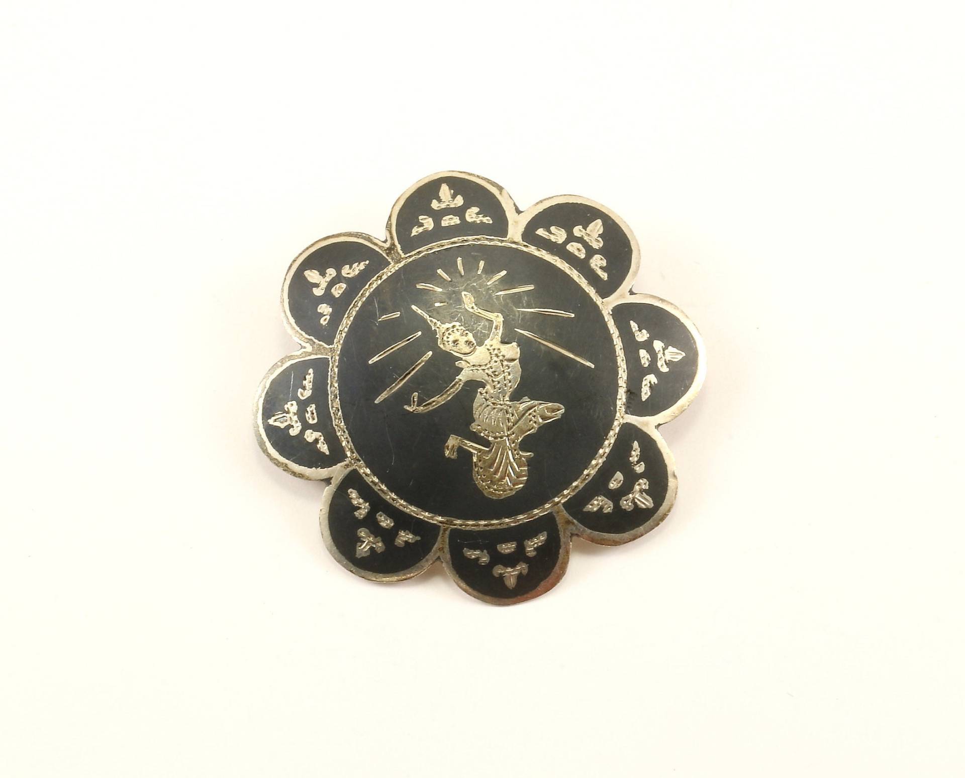 Vintage Siam Niello Tänzerin Blumen Design Anstecknadel/Brosche 925 Sterling Silber Bb 1352 Vintage Siam Niello Tänzerin Blumen Design Anstecknadel/Brosche 925 Sterling Silber Bb 1352 von GabrielStar