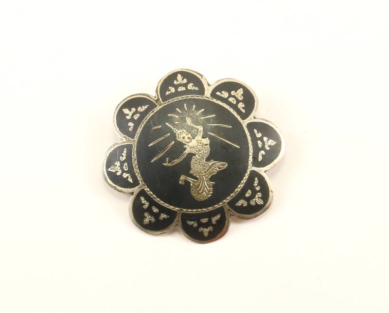 Vintage Siam Niello Tänzerin Blumen Design Anstecknadel/Brosche 925 Sterling Silber Bb 1352 Vintage Siam Niello Tänzerin Blumen Design Anstecknadel/Brosche 925 Sterling Silber Bb 1352 von GabrielStar