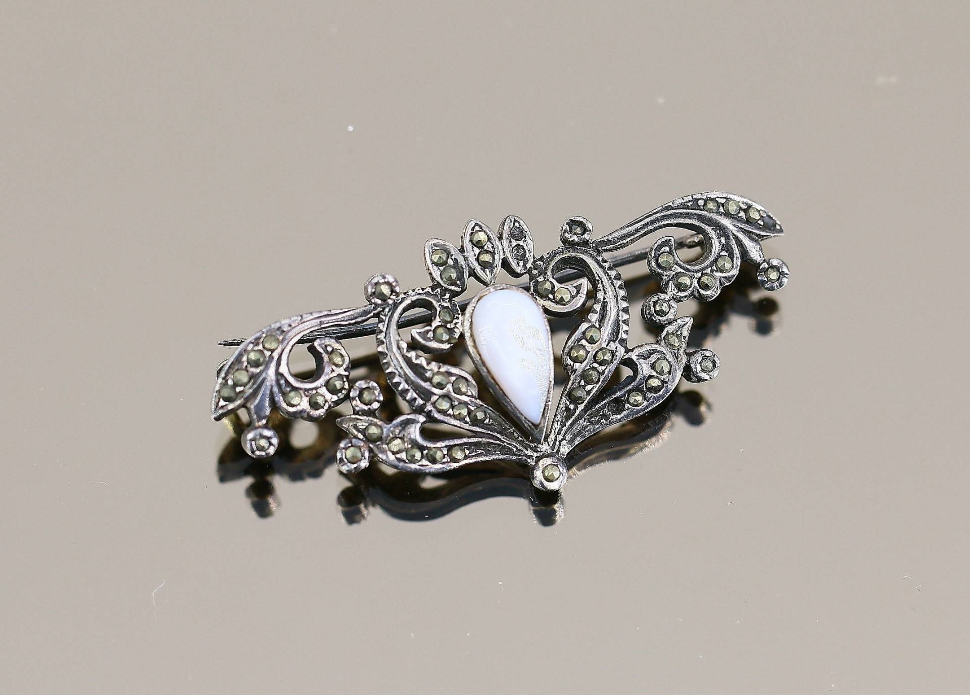 Wunderschöne Vintage Boma Schriftrolle Mop Perlmutt Design Pin/Brosche 925 Sterling Bb 1820 Wunderschöne Vintage Boma Schriftrolle Mop Perlmutt Design Pin/Brosche 925 Sterling Bb 1820 von GabrielStar