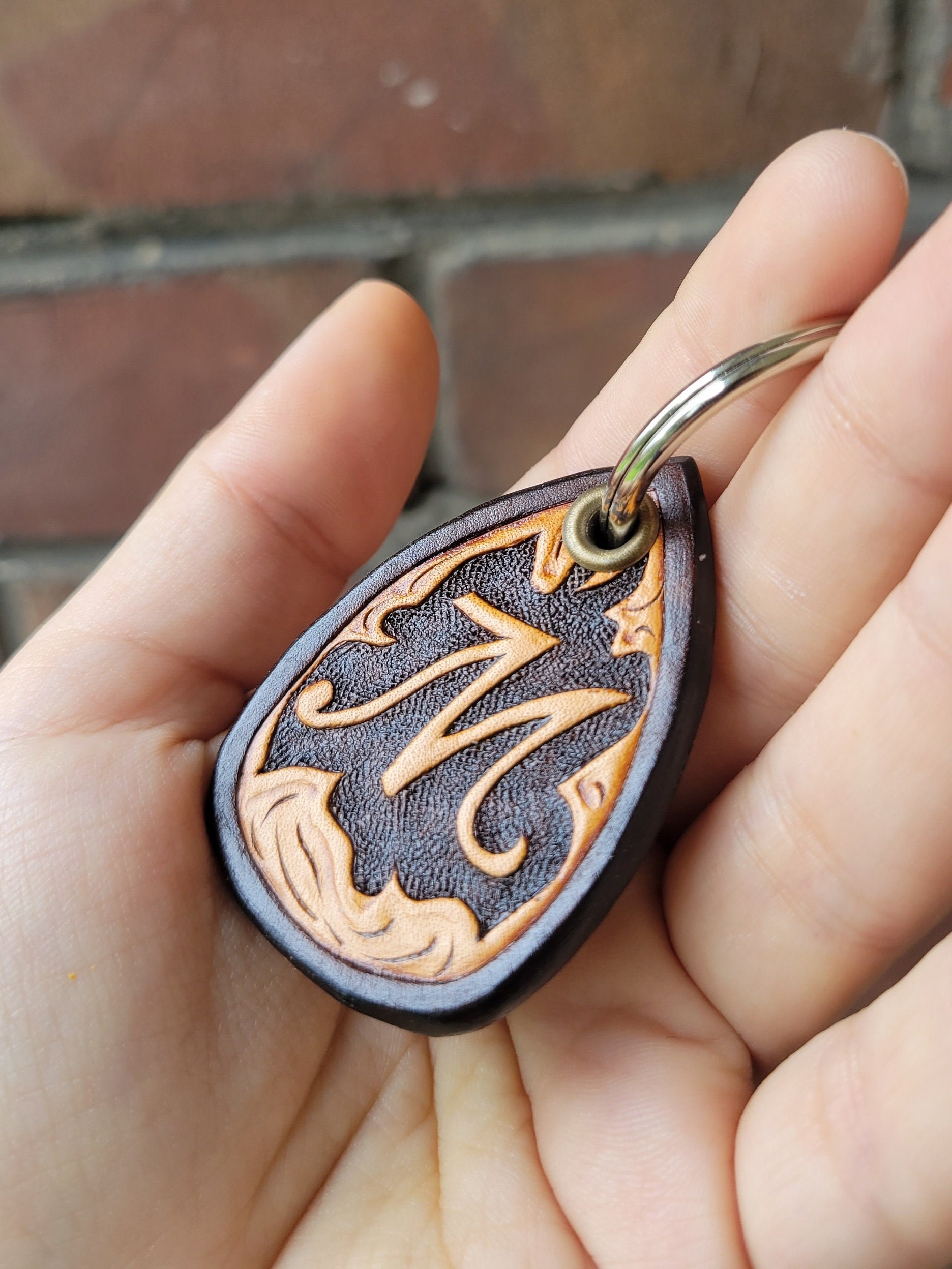 Personalisierte Leder Schlüsselanhänger/Personalisierter Mit Initial Punzierter Carving Personalisierte Leder Schlüsselanhänger/Personalisierter Mit Initial Punzierter Carving von GabrielaVeigaStudio