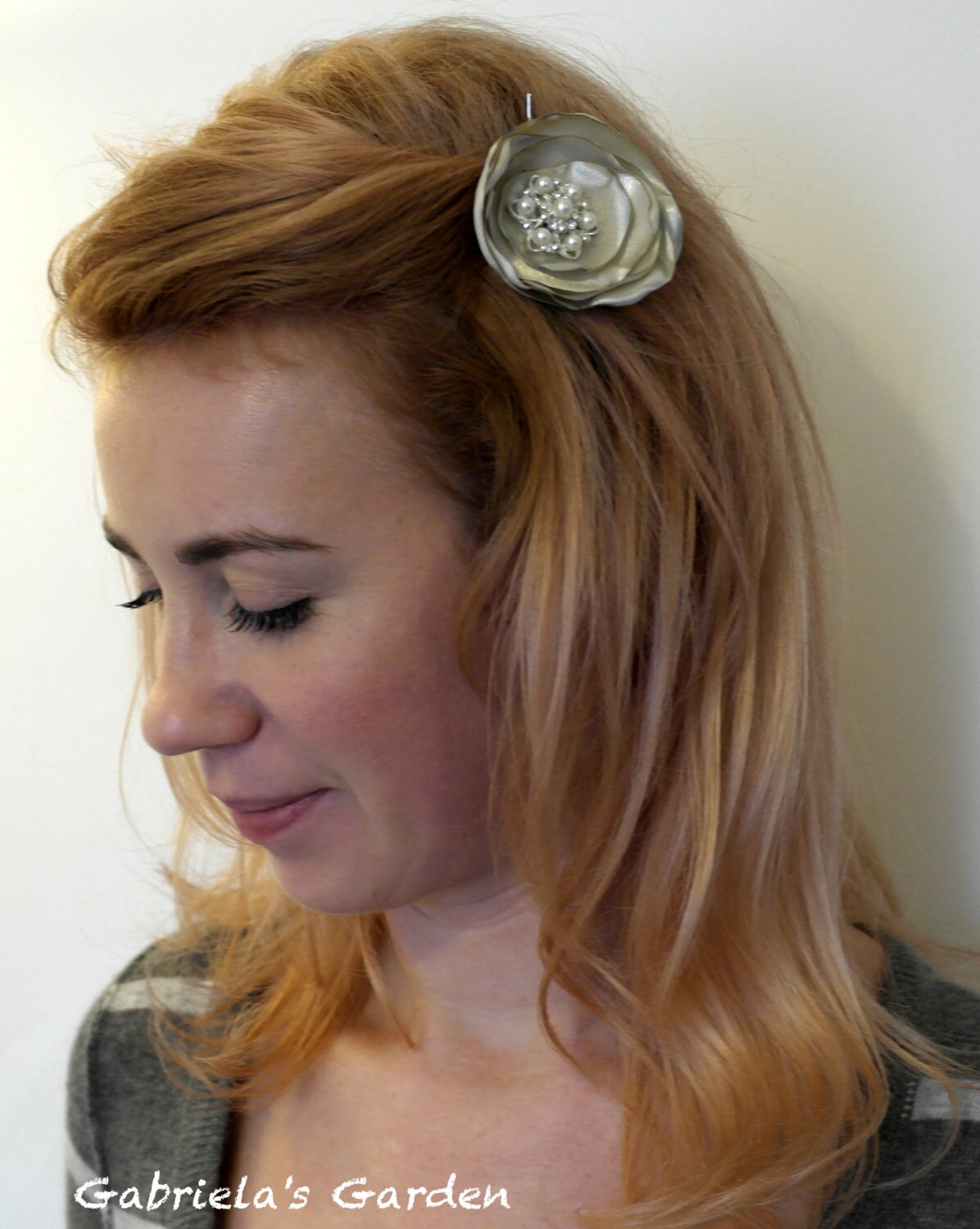 Braut Haarnadel, Creme Satin Blumen Und Perlen Strass, Haar-Accessoire Braut Haarnadel, Creme Satin Blumen Und Perlen Strass, Haar-Accessoire von GabrielasGarden