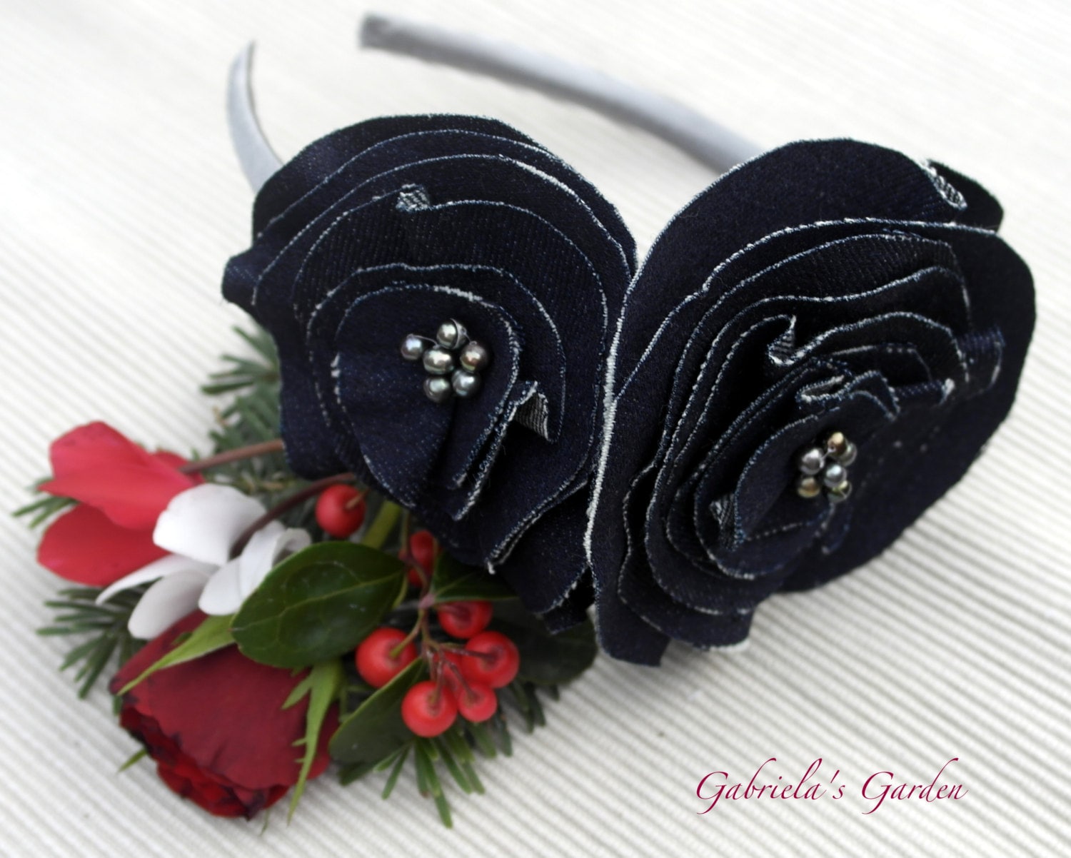 Dunkle Denim Blumen Stirnband, Fascinator, Dunklen Blauen Stirnband Dunkle Denim Blumen Stirnband, Fascinator, Dunklen Blauen Stirnband von GabrielasGarden