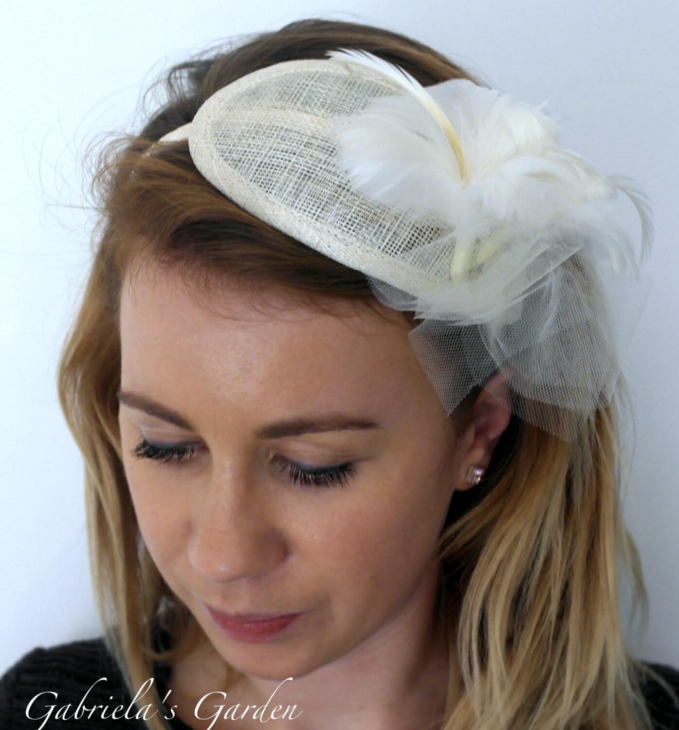 Elfenbein Fascinator, Gans Federn Blumen, Haar-Accessoire, Tüll-Schleife Auf Eine Sinamay Base, Satin-Haarreif Elfenbein Fascinator, Gans Federn Blumen, Haar-Accessoire, Tüll-Schleife Auf Eine Sinamay Base, Satin-Haarreif von GabrielasGarden