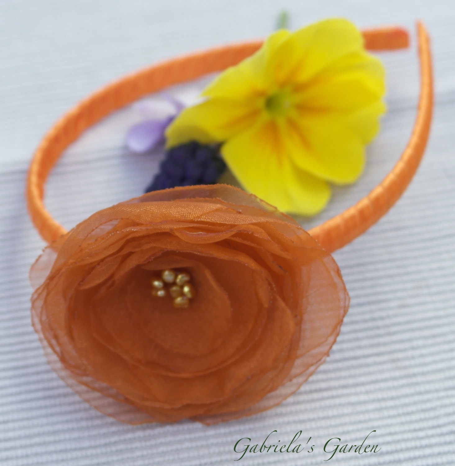 Orange Organza Blumen Haarband, Fascinator, Haarband Orange Organza Blumen Haarband, Fascinator, Haarband von GabrielasGarden