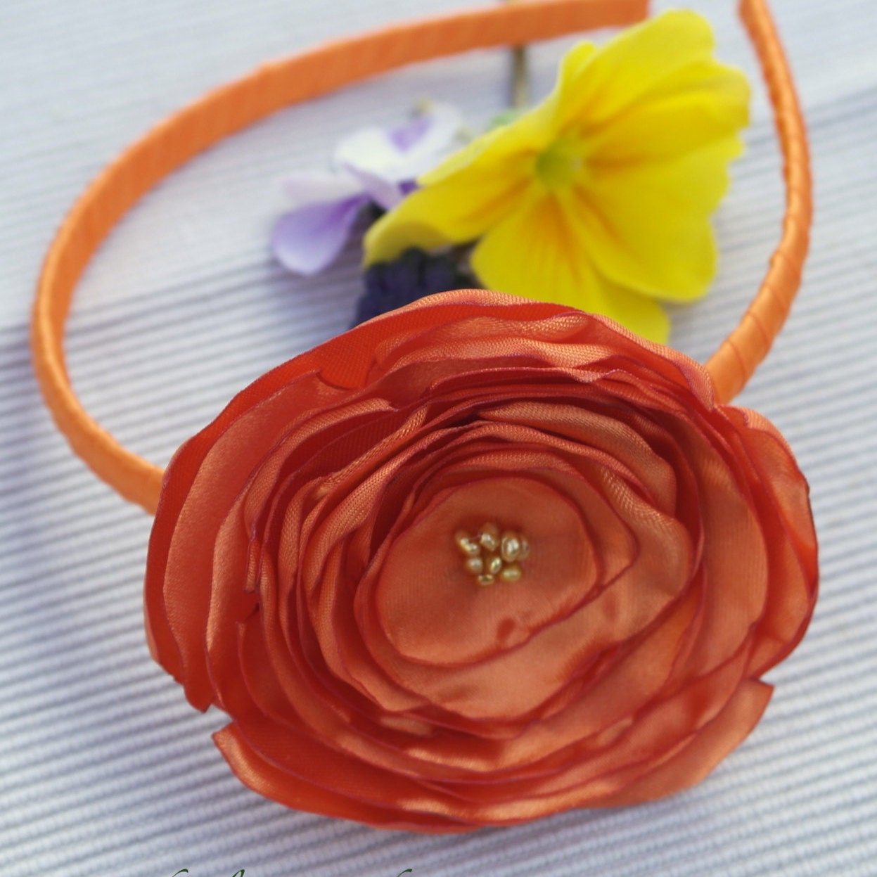 Orange Satin Blumen Haarband, Fascinator, Haarband Orange Satin Blumen Haarband, Fascinator, Haarband von GabrielasGarden