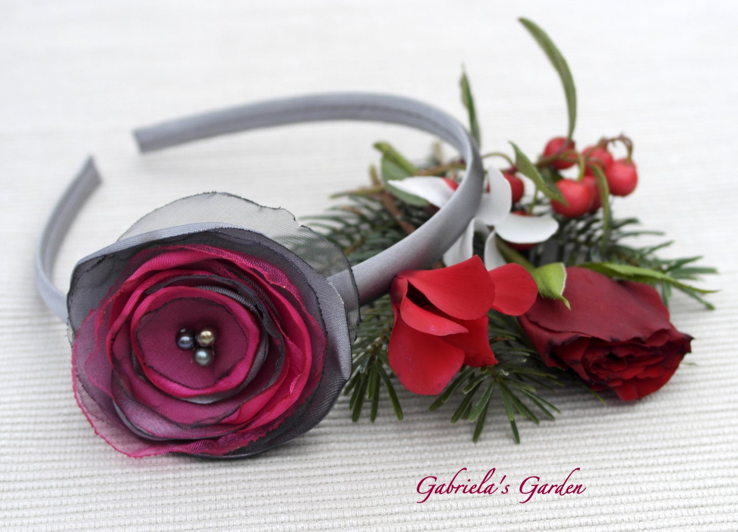 Rosa Und Grau Blume Stirnband, Fascinator, Weihnachten Stirnband Rosa Und Grau Blume Stirnband, Fascinator, Weihnachten Stirnband von GabrielasGarden