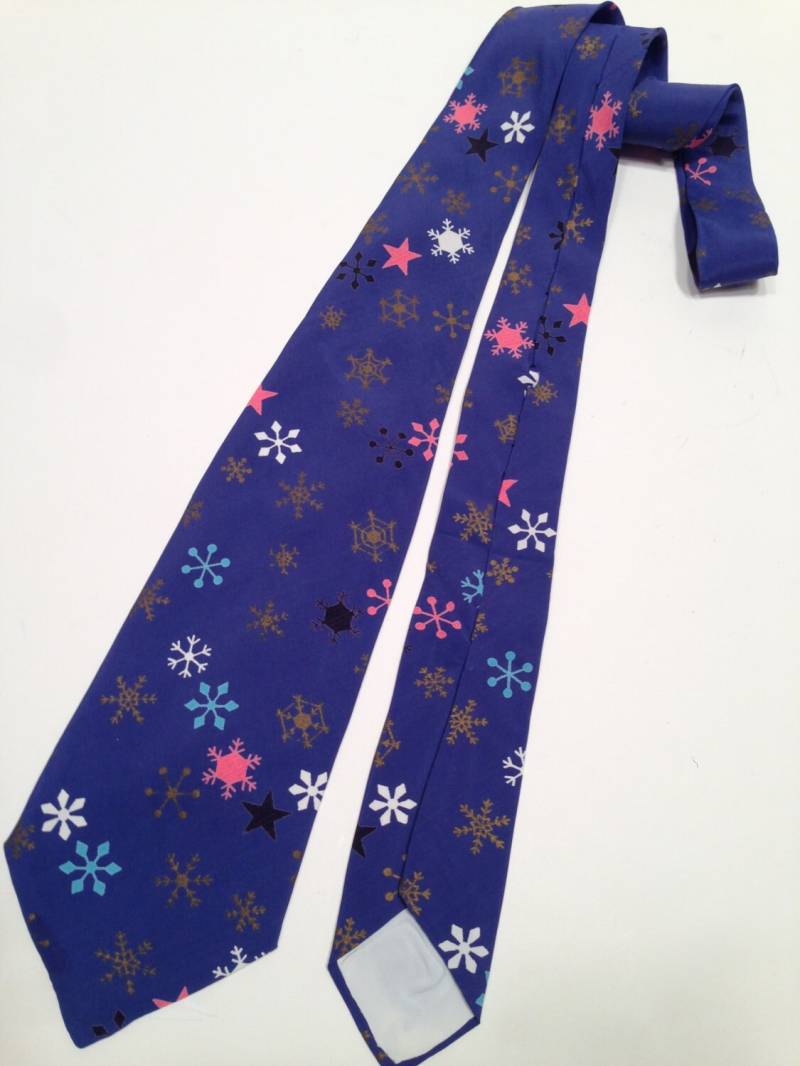1940Er 50Er Jahre Schneeflocken & Sterne Krawatte - Bunt Tiefblauer Hintergrund Ganz Seide von GabrielasVintage