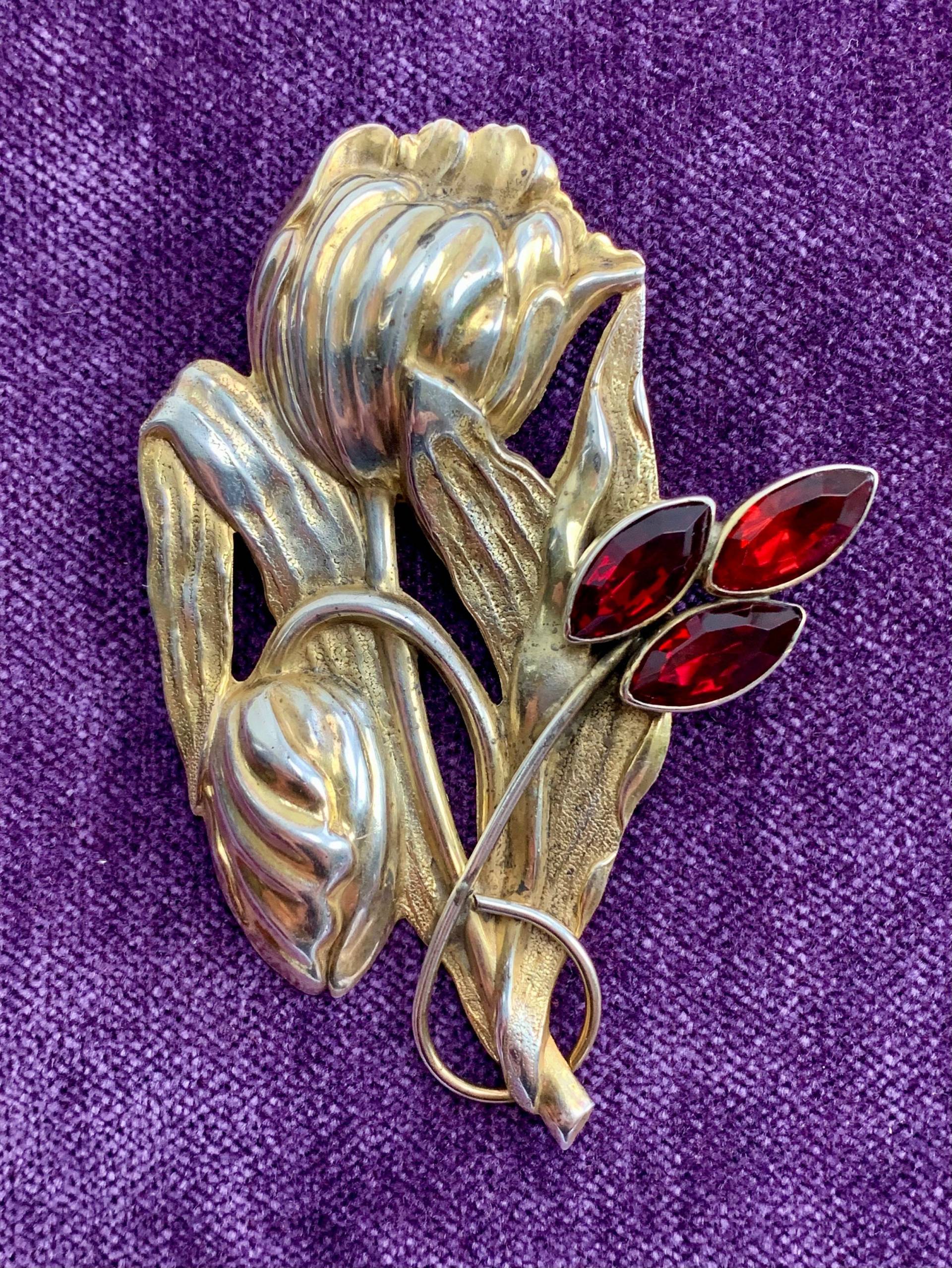 1940Er Jahre Blumenbrosche - Schöne Detaillierte Blumen Sterling Silber Über Messing 3 Rote Facettierte Steine von GabrielasVintage