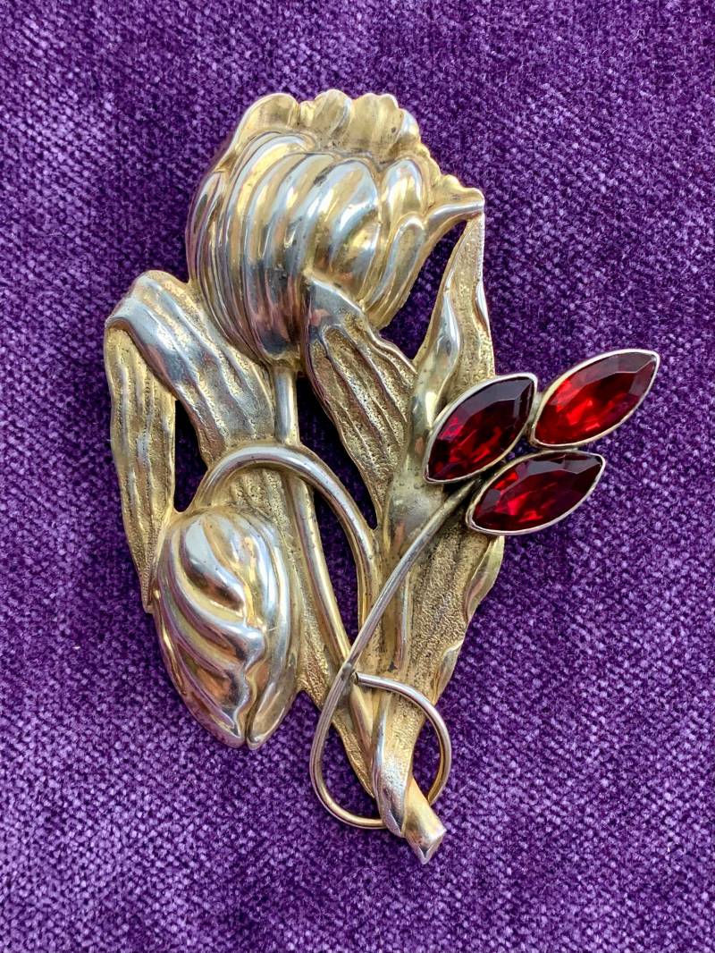 1940Er Jahre Blumenbrosche - Schöne Detaillierte Blumen Sterling Silber Über Messing 3 Rote Facettierte Steine von GabrielasVintage