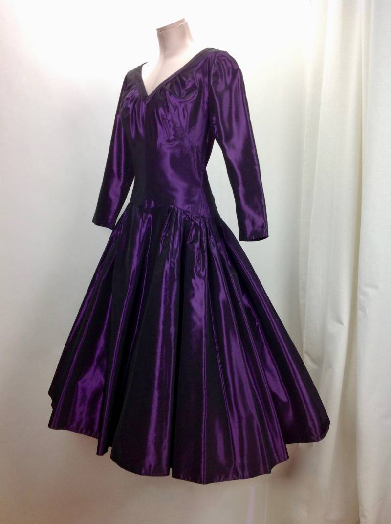 1950Er Vintage Formal - Tief Lila Schillernder Taft Bombshell Sanduhr Mieder Drop Taille Fließender Rock Größe M von GabrielasVintage