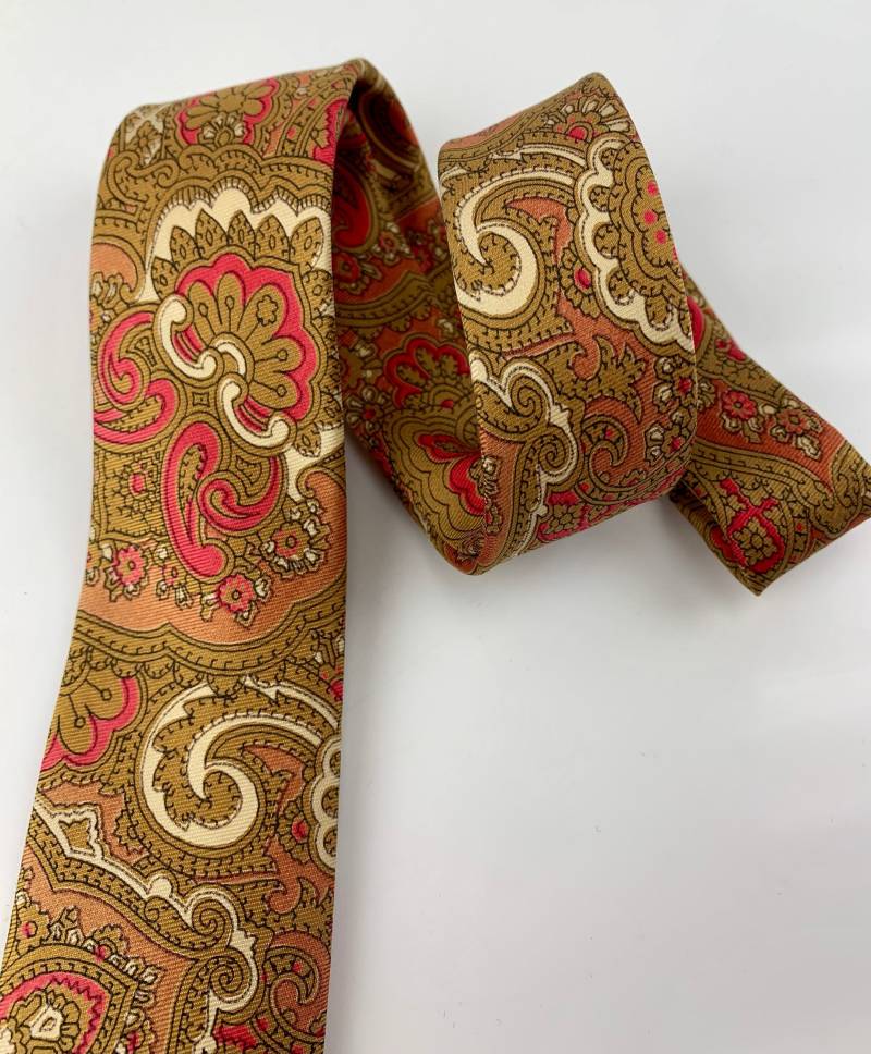 1960Er Jahre Paisley-Krawatte - Qualitätsseide Mod Styling Wembley Label Karmelfarbe Mit Akzenten in Hot Pink & Creme von GabrielasVintage
