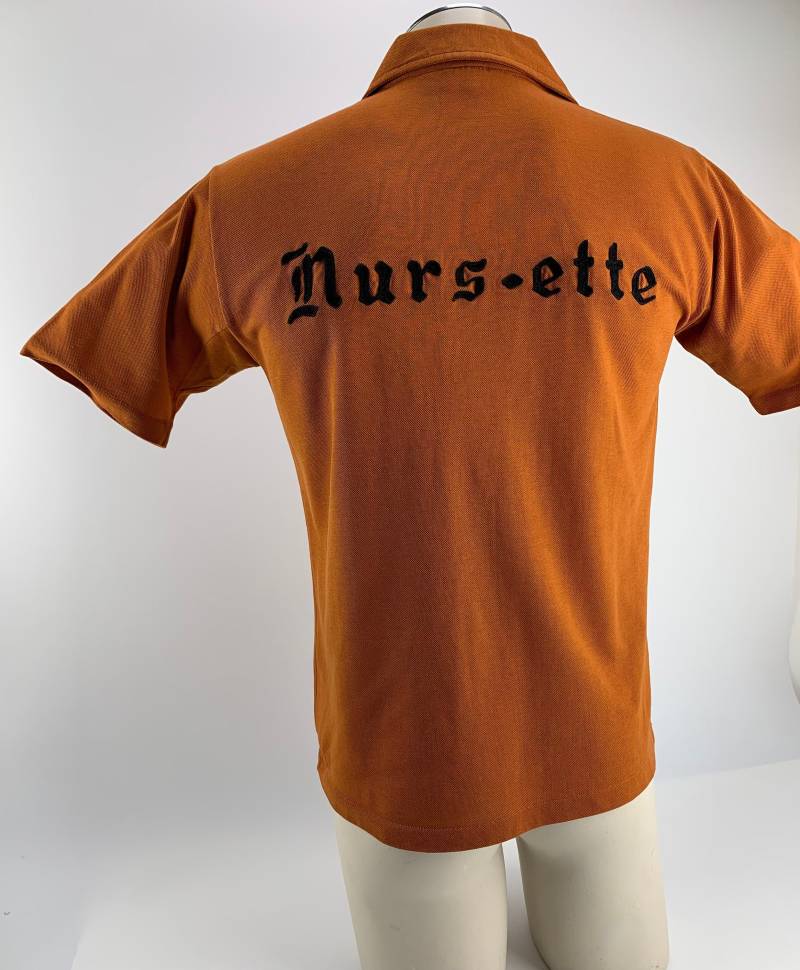 1960Er Poloshirt - Grad Slam Label Munsingwear Doppelstrickjersey Nurs-Ette Auf Dem Rücken Ray Der Vorderseite Größe Medium von GabrielasVintage