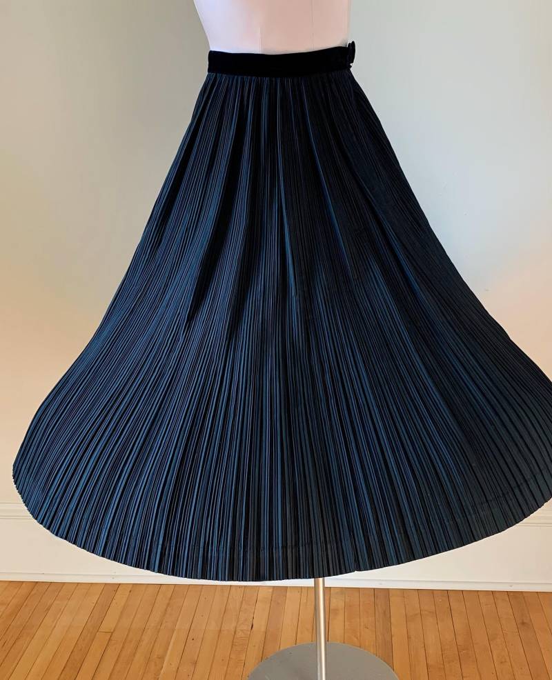 50Er Jahre Schwarzer Taftrock - Perma-Plissierter Stoff Samtband Voller Rock Damengröße S Mit Einer Taille Von 64 cm von GabrielasVintage