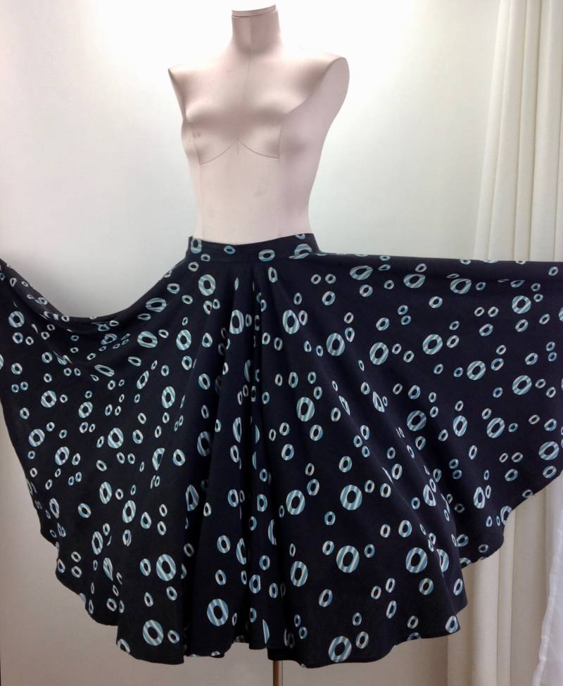 Vintage 1950's Tellerrock - Floating O's Muster Rock-Sweep 300 Inches Größe Medium 74cm Taille von GabrielasVintage