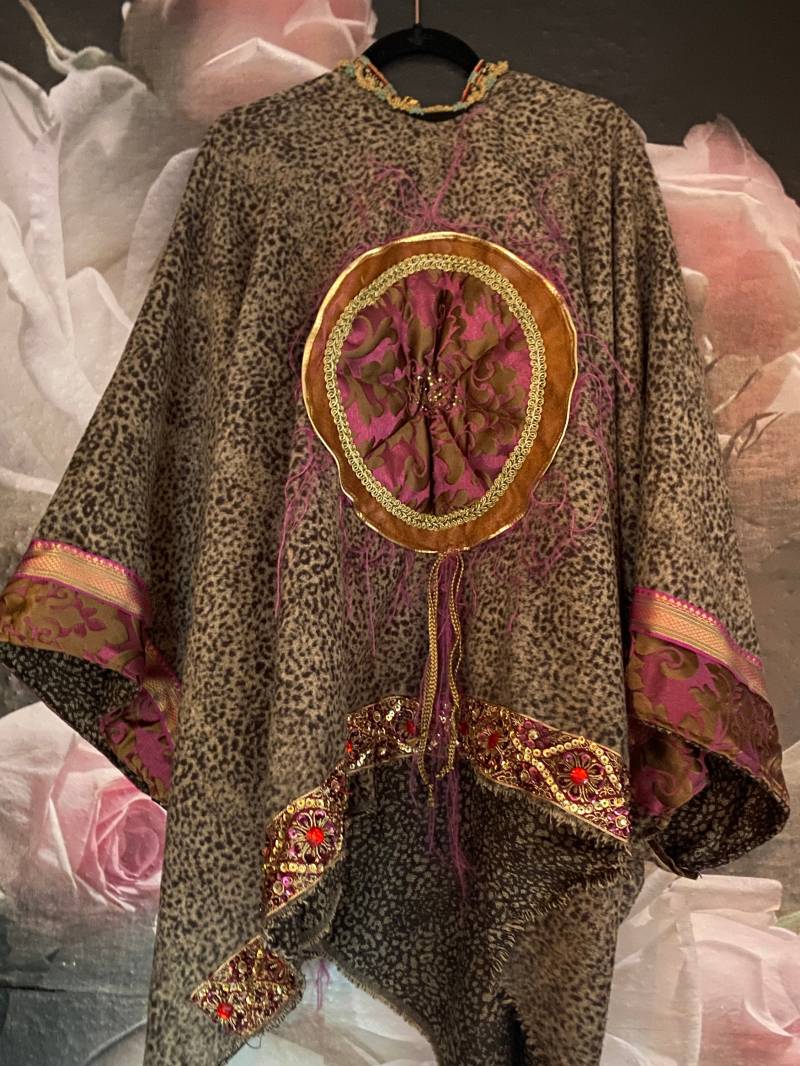 Cape Im Schmetterlingsstil Unikat Boho Umhang Überwurf Jacke Mantel Leo Glitzer Pailletten Onesize Pink Braun Einheitsgröße von GabrieleMast