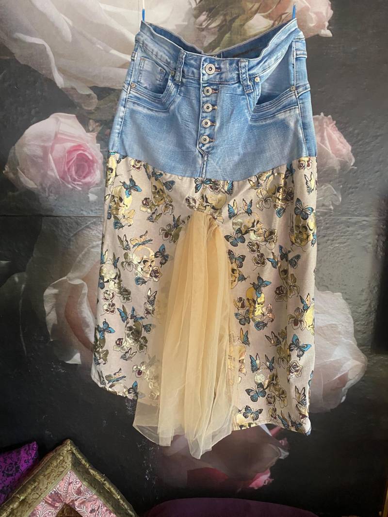 Jeansrock Rock Festival Festivalrock Gold Beige Blau Unikat Reworking Tüllrock Jeans Scull Power Multicolor von GabrieleMast