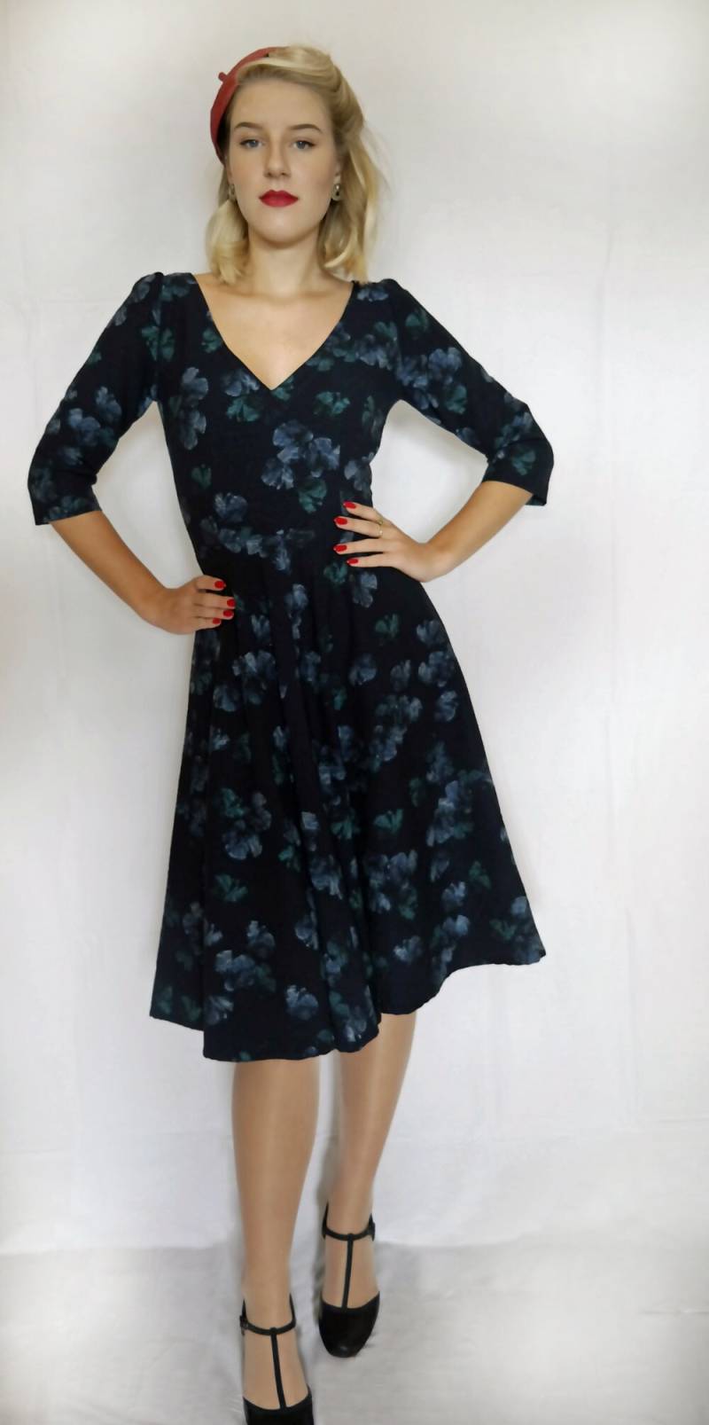 Lucie, Tellerrockkleid Mit V-Ausschnitt von GabrieleSabe