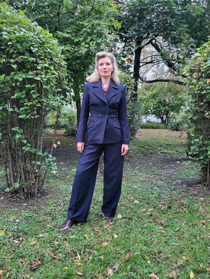 Zoey, Zweireihige Kostümjacke Im Stil Der 40Er Mit Reverskragen von GabrieleSabe