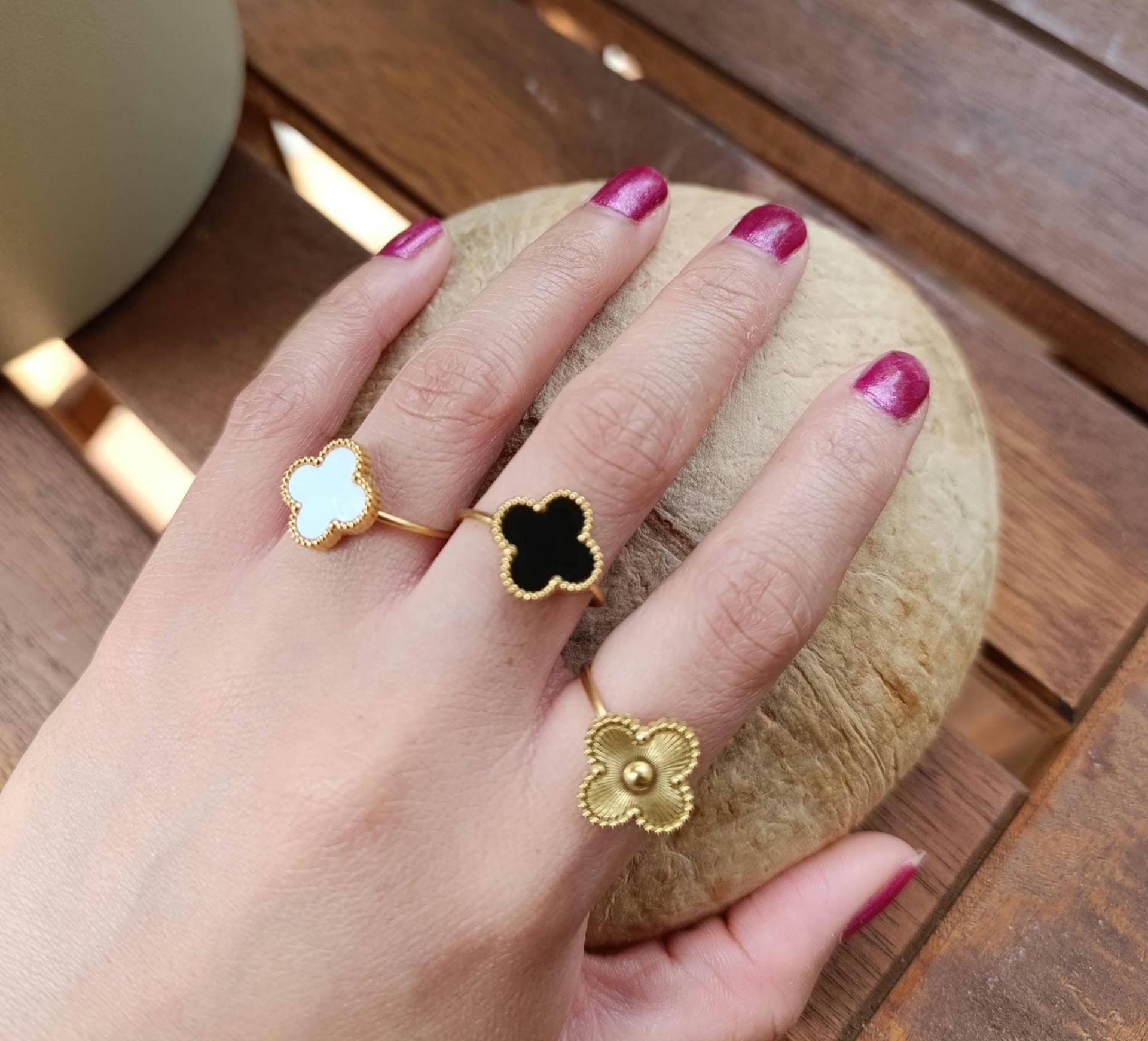 Gold Klee Blume Ringe in 18K Vergoldet Schwarz, Weiß & Gold. Schlicht Und Doch Schön. Zierlicher Glücksbringer Schmuck Für Damen Gold Klee Blume Ringe in 18K Vergoldet Schwarz, Weiß & Gold. Schlicht Und Doch Schön. Zierlicher Glücksbringer Schmuck Für Damen von CeLynsUniqueCraft
