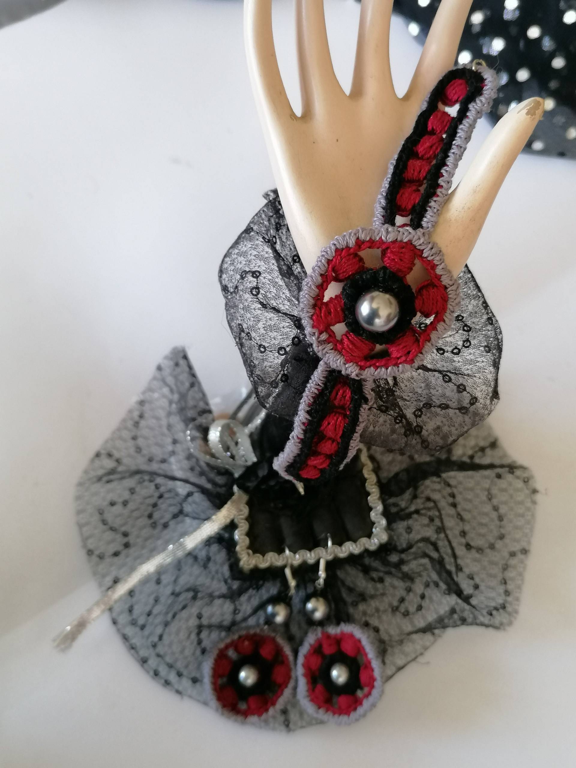 Gothic Armband, Kombination Rot, Schwarz, Grau, Elegantes Gehäkeltes Cotone Stilvolles Halloween Armband Gothic Armband, Kombination Rot, Schwarz, Grau, Elegantes Gehäkeltes Cotone Stilvolles Halloween Armband von Gabriellia7