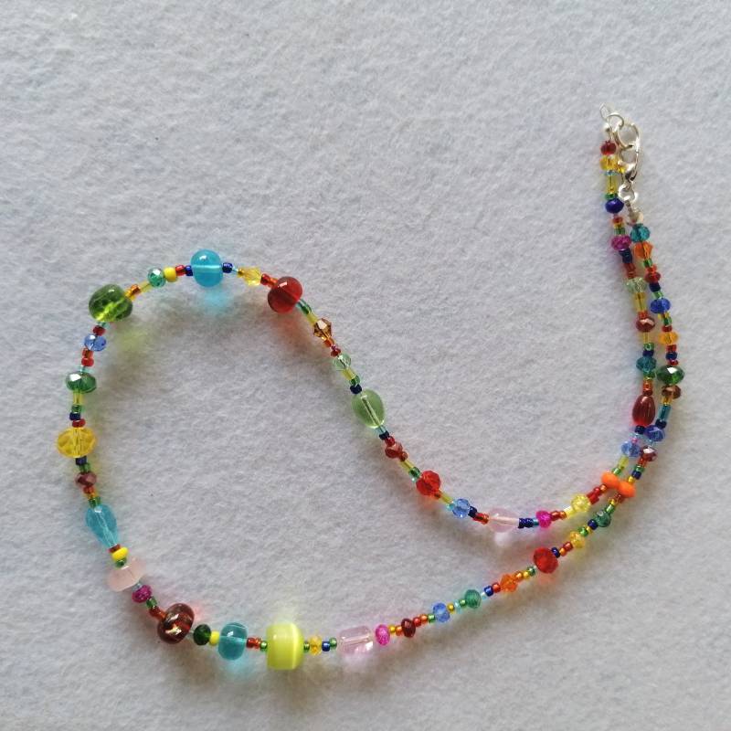 Kleine Mehrfarbige Kette Mit Glasperle. Halskette Perfekt Zu Freizeitkleidung von Gabriellia7