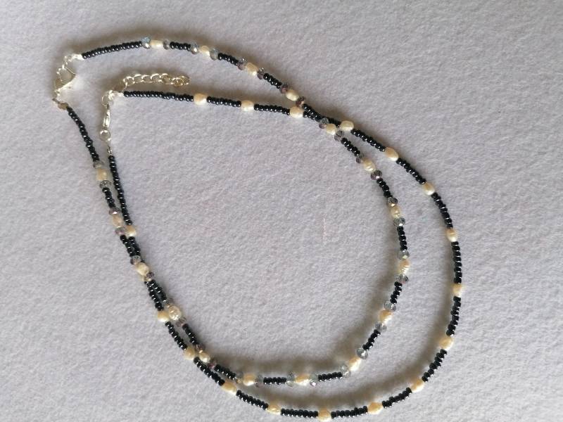 Kleiner Schwarz-Weißer Chocker Mit Den Weißen Samen Süßwasserperlen Und Schwarzen Samen, Saatperlen Halskette von Gabriellia7