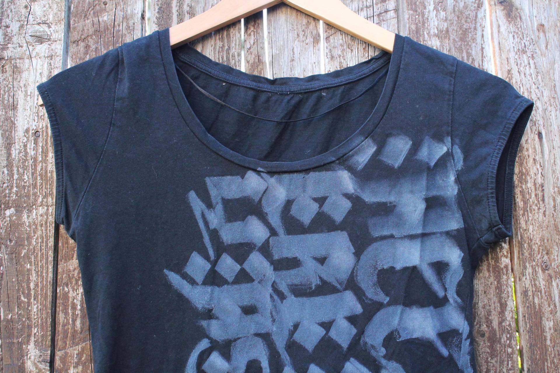 Calligraphie T-Shirt Upcycle Oberteil Urban Wear Gr Xs Unisex von GabundoRecycle