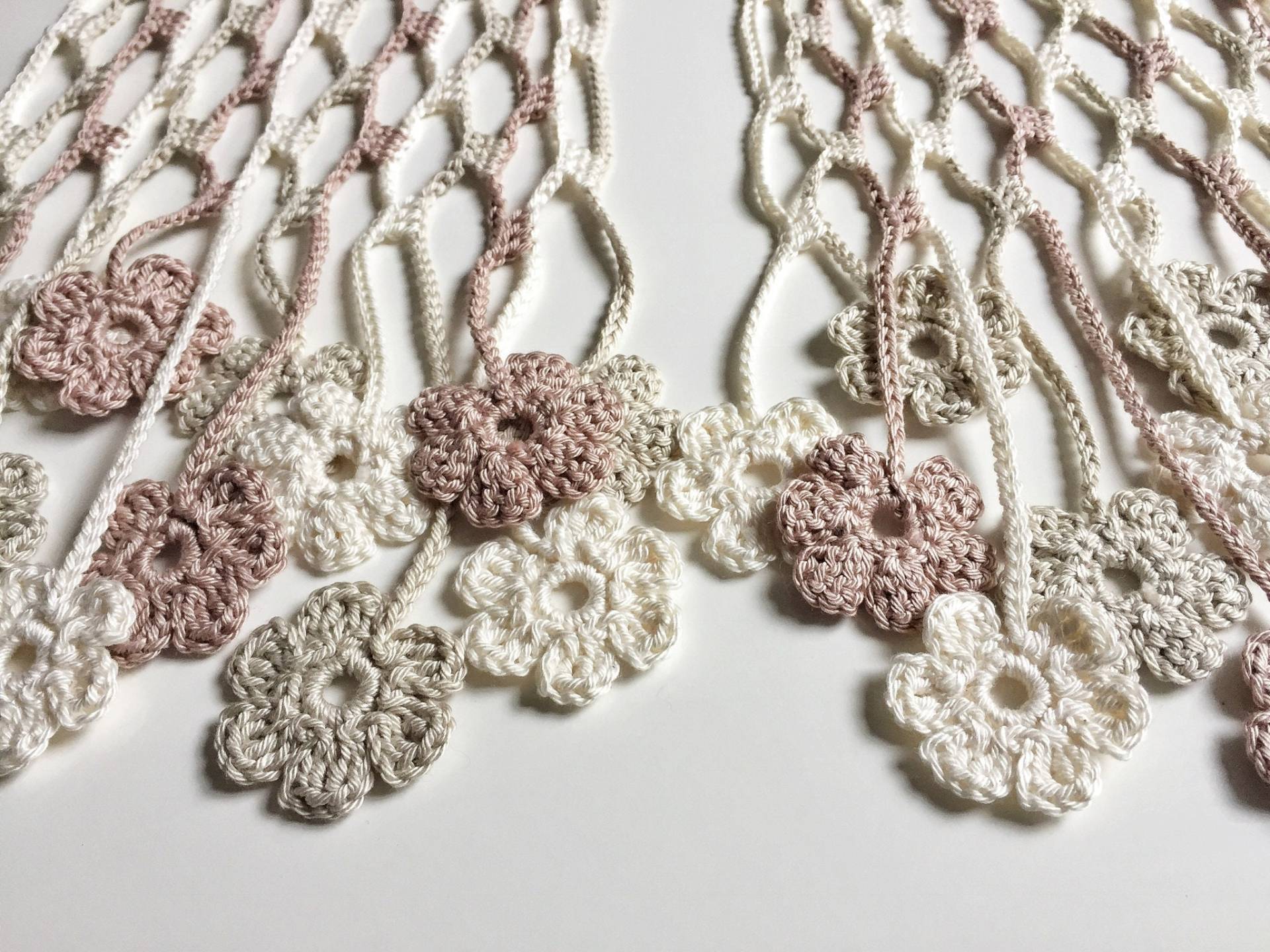 Creme, Bast & Kalkstein Blumigen Häkeln Echarpe Creme, Bast & Kalkstein Blumigen Häkeln Echarpe von GabyCrochetCrafts
