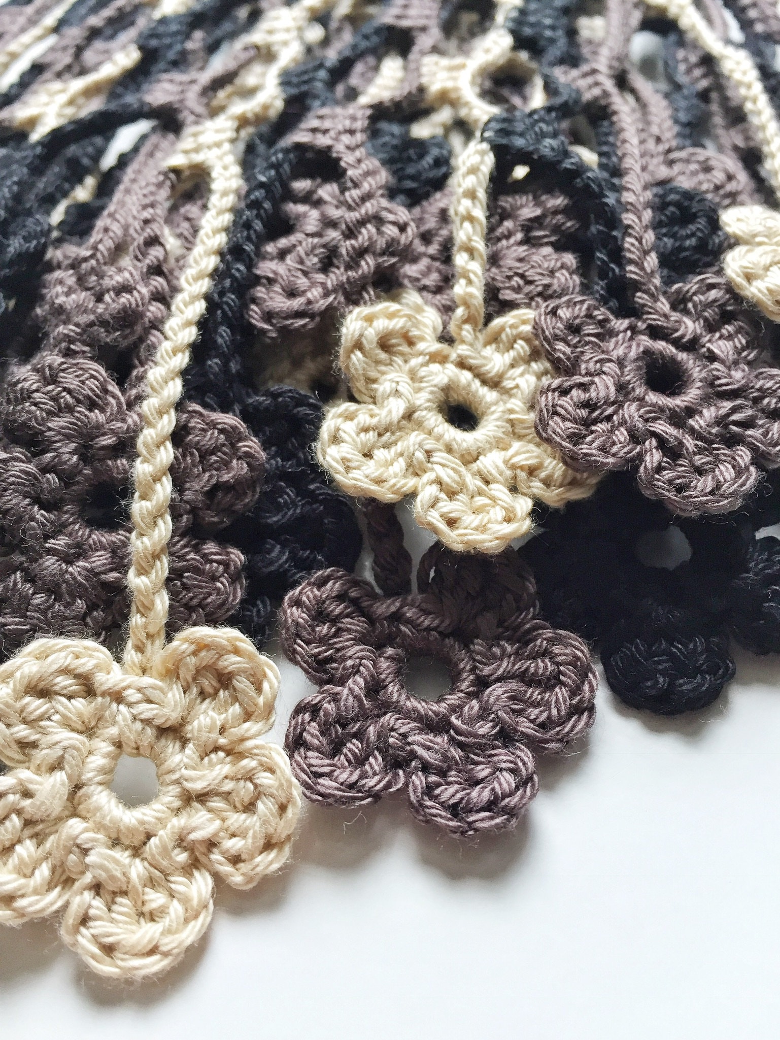 Mandel & Noir Blumig Gehäkelt Echarpe Mandel & Noir Blumig Gehäkelt Echarpe von GabyCrochetCrafts