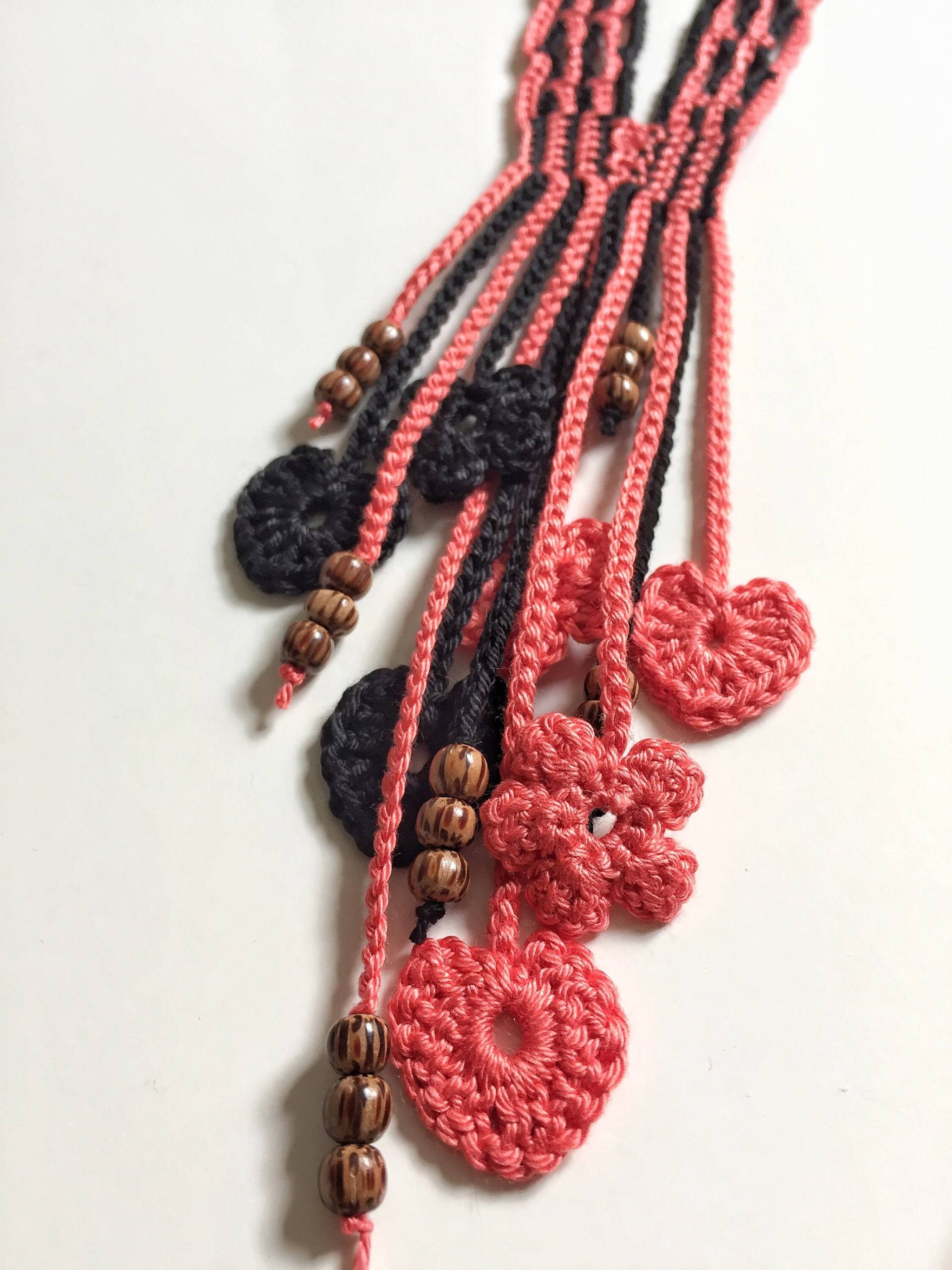 Nektarine & Noir Herzen Und Blumen Gehäkelte Halskette Nektarine & Noir Herzen Und Blumen Gehäkelte Halskette von GabyCrochetCrafts