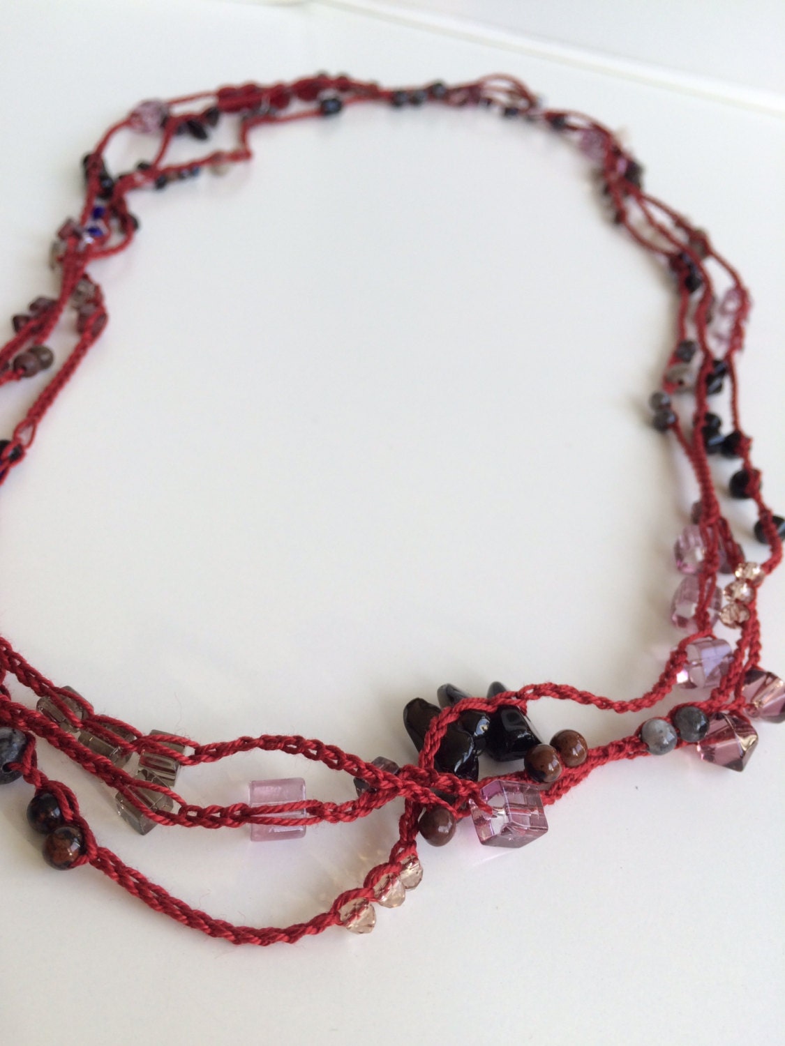 Rotwein Kette Bunte Perlen Gehäkelte Halskette Rotwein Kette Bunte Perlen Gehäkelte Halskette von GabyCrochetCrafts