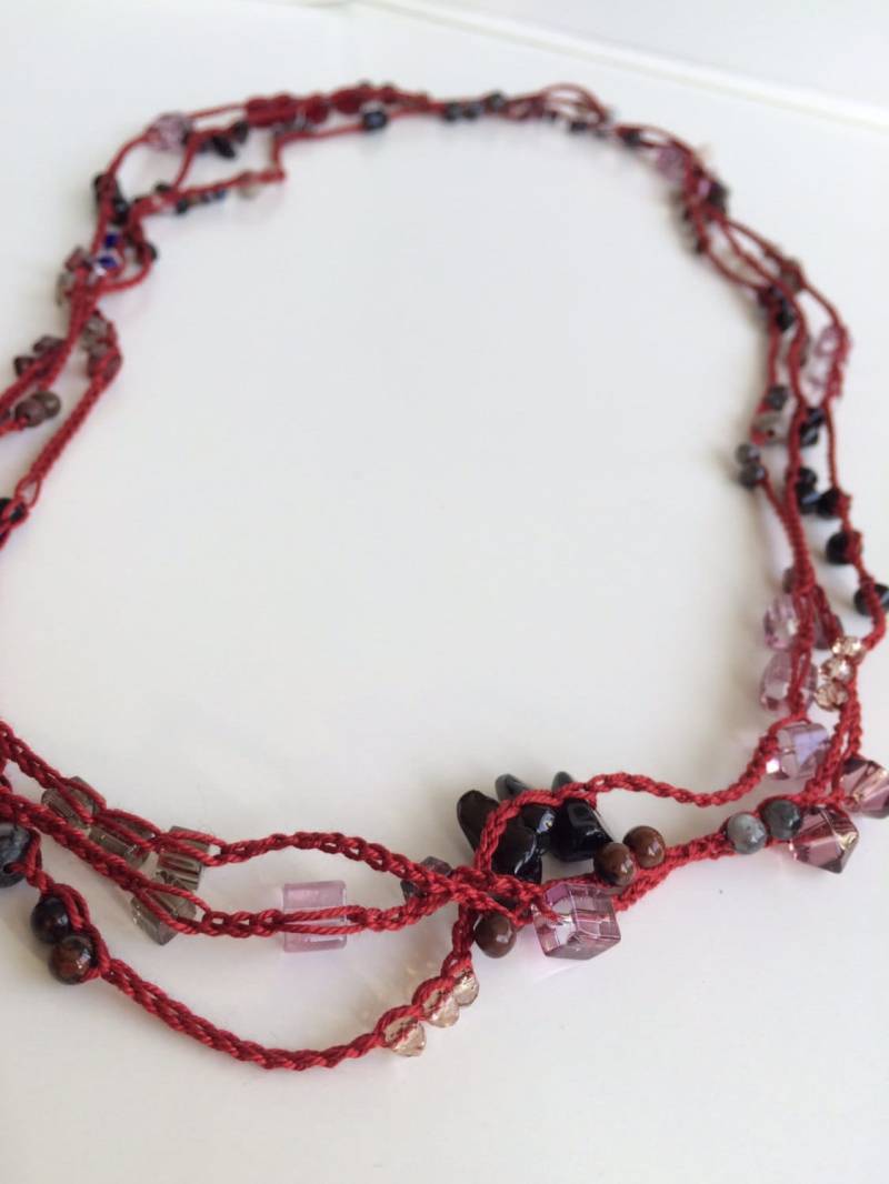 Rotwein Kette Bunte Perlen Gehäkelte Halskette Rotwein Kette Bunte Perlen Gehäkelte Halskette von GabyCrochetCrafts