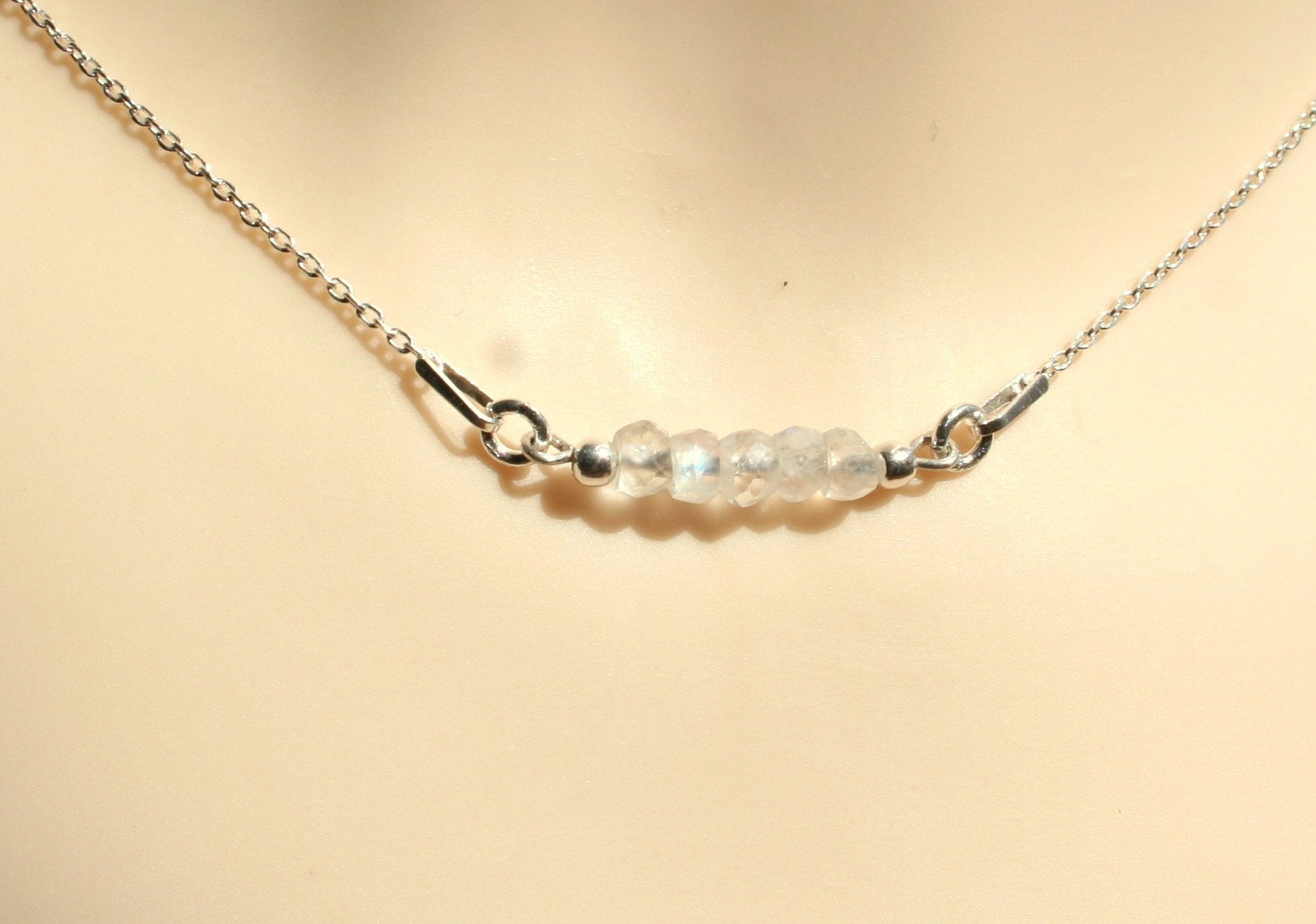 Bar Mondstein Halskette, Kleine Hochzeit Regenbogen Sterling Silber Juni Geburtstagsgeschenk von GabyJewellery