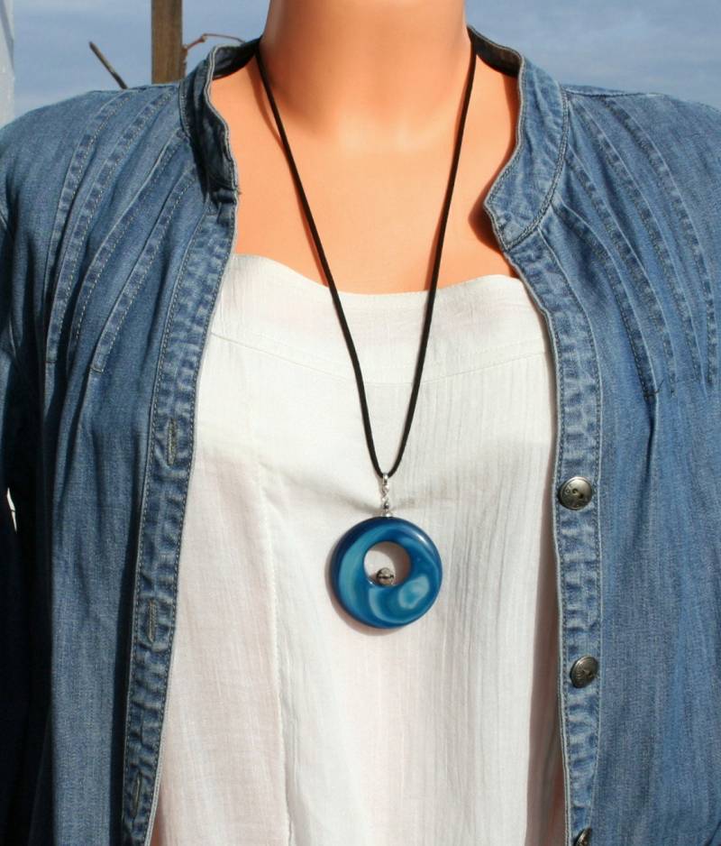 Blaue Achat Halskette, Lange Edelstein Halskette Mit Blauem Anhänger, Medaillon Schönes Geschenk Für Sie von GabyJewellery