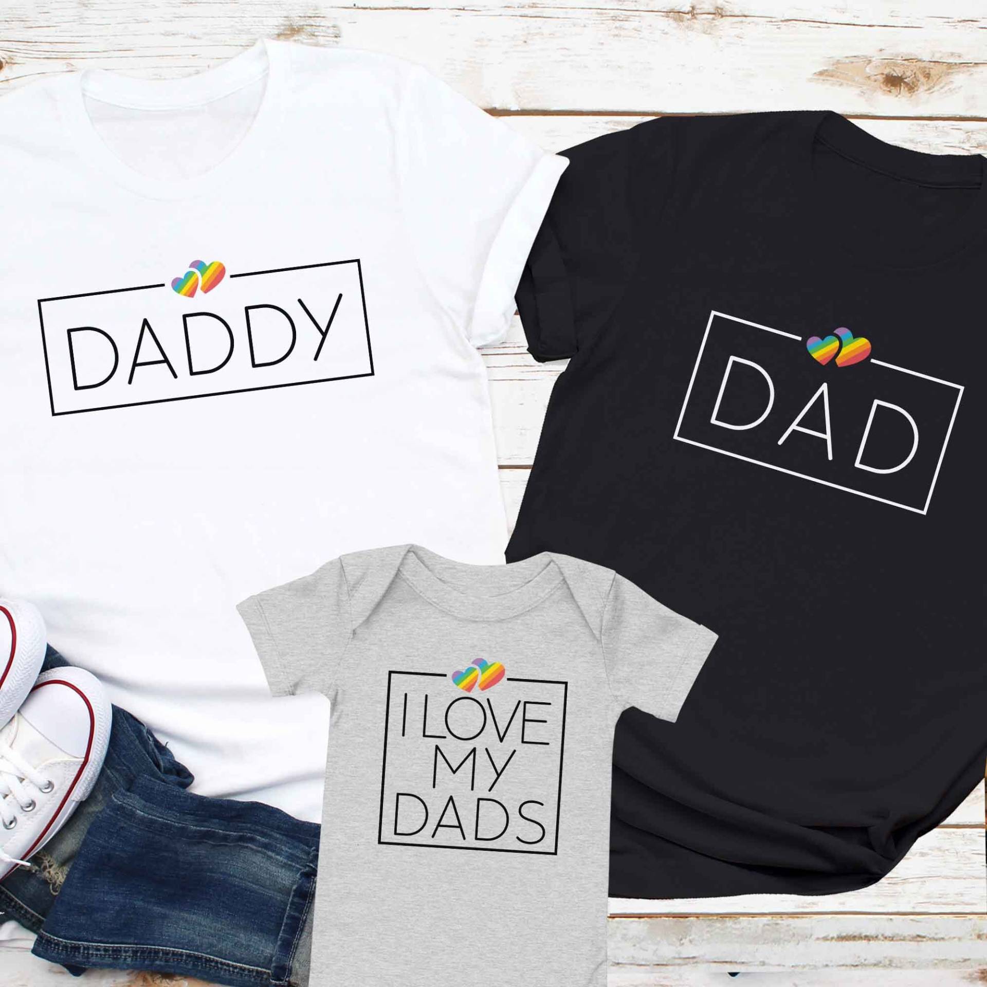 Gay Familie Benutzerdefinierte Eltern Titel Match Shirt, Zwei Papa Stolz Baby Bodysuit, Queer Geschenk Für Vatertag T-Shirt, Babyparty von GabyandTali