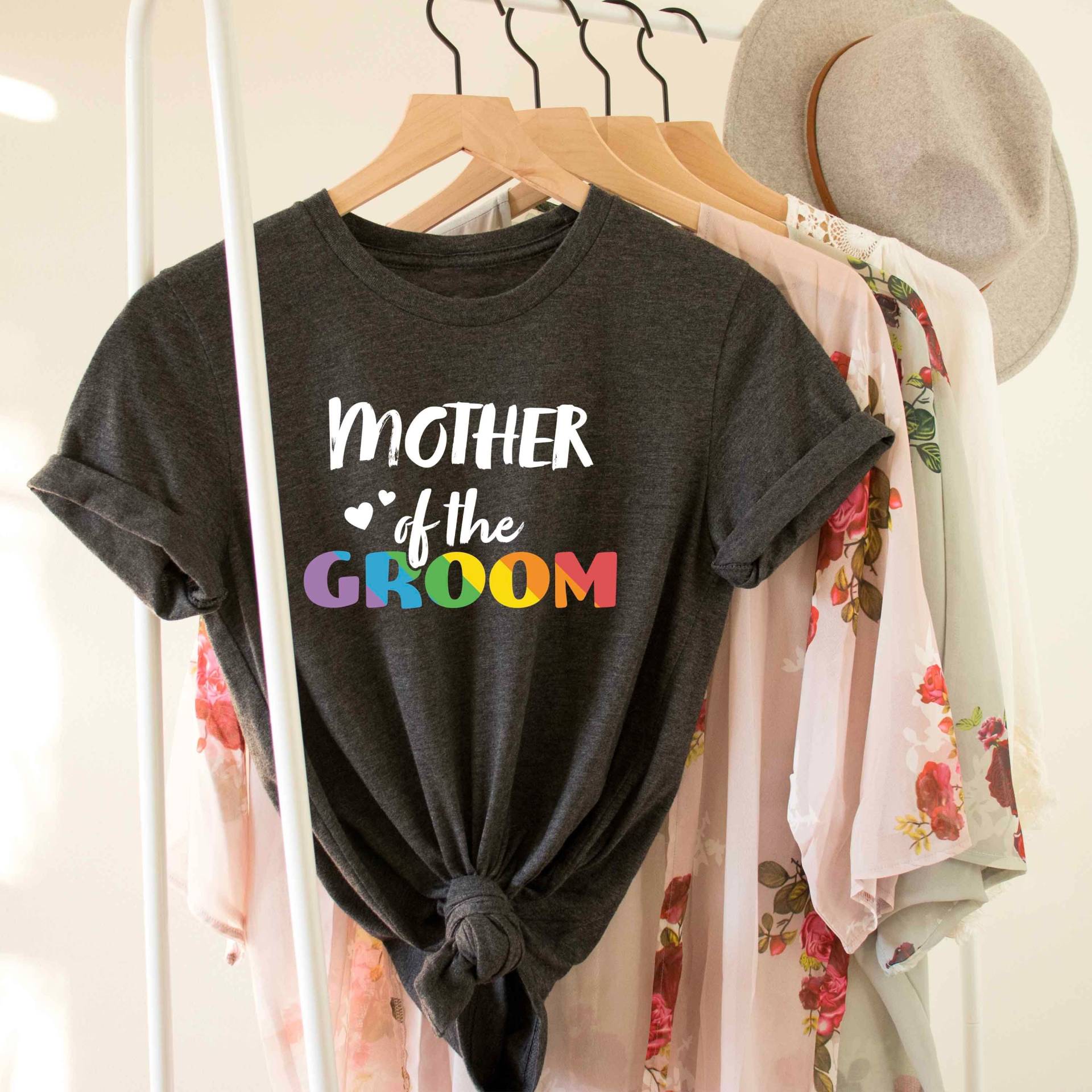 Lgbtq Mutter Des Bräutigams Gay Regenbogen Hochzeits-Shirt Für Stolz Hochzeit Familienshirt Groom Mom Hochzeitsgeschenk Zwei Bräutigam Familien-Shirt Lgbtq Mutter Des Bräutigams Gay Regenbogen Hochzeits-Shirt Für Stolz Hochzeit Familienshirt Groom Mom Hochzeitsgeschenk Zwei Bräutigam Familien-Shirt von GabyandTali
