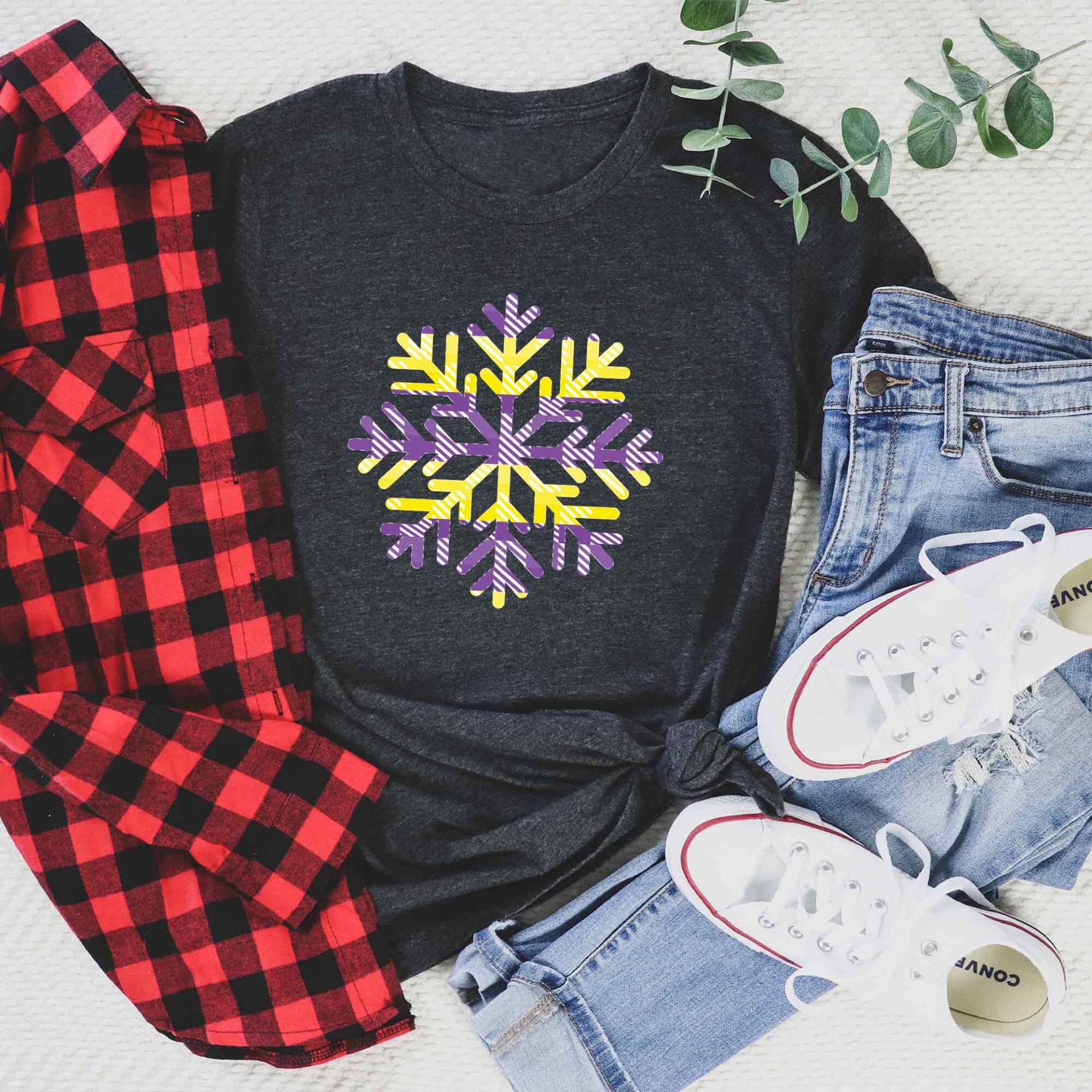 Nichtbinäres Flaggen-Farbweihnachts-Schneeflocke-Shirt, Subtiles Enby-stolz-Weihnachtshemd Für Nichtbinäres Weihnachts-T-Shirt Nonbinary Xmas Nichtbinäres Flaggen-Farbweihnachts-Schneeflocke-Shirt, Subtiles Enby-stolz-Weihnachtshemd Für Nichtbinäres Weihnachts-T-Shirt Nonbinary Xmas von GabyandTali
