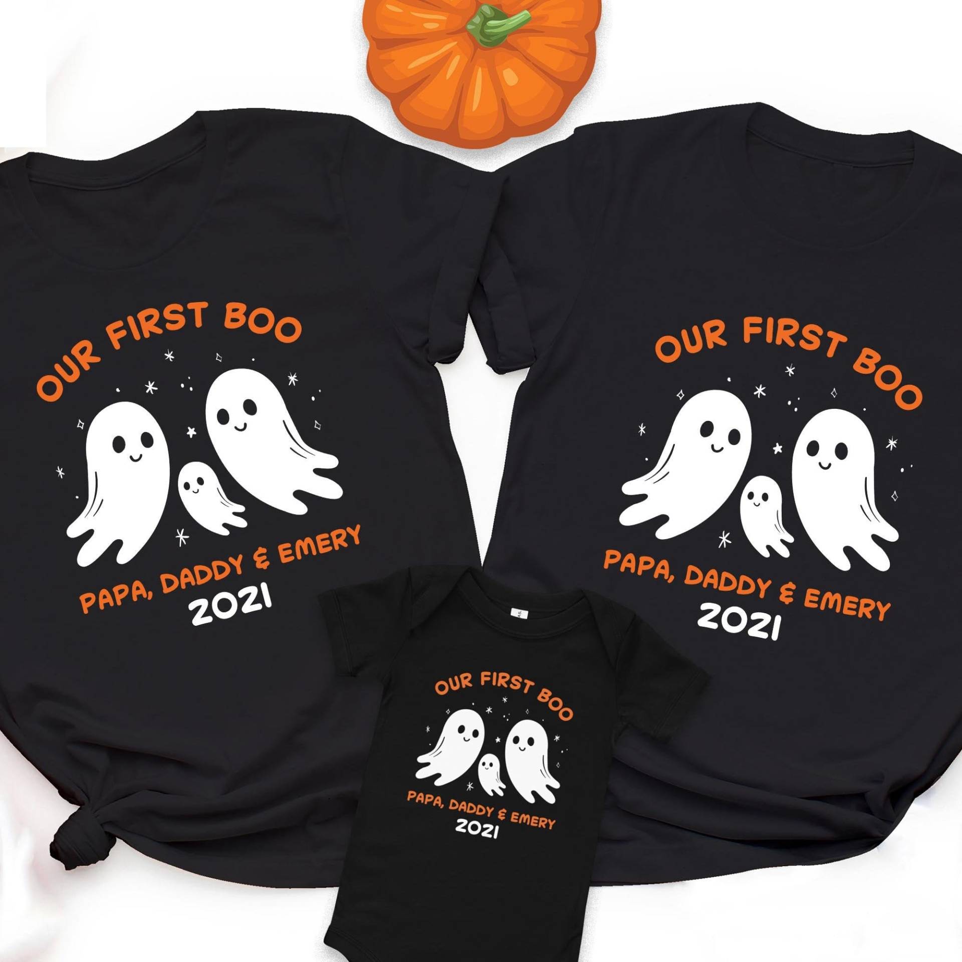 Unser Erstes Boo Halloween Gay Familie Shirt, Zwei Papa Baby Body, Kostüm Set, Adoption Shirt von GabyandTali