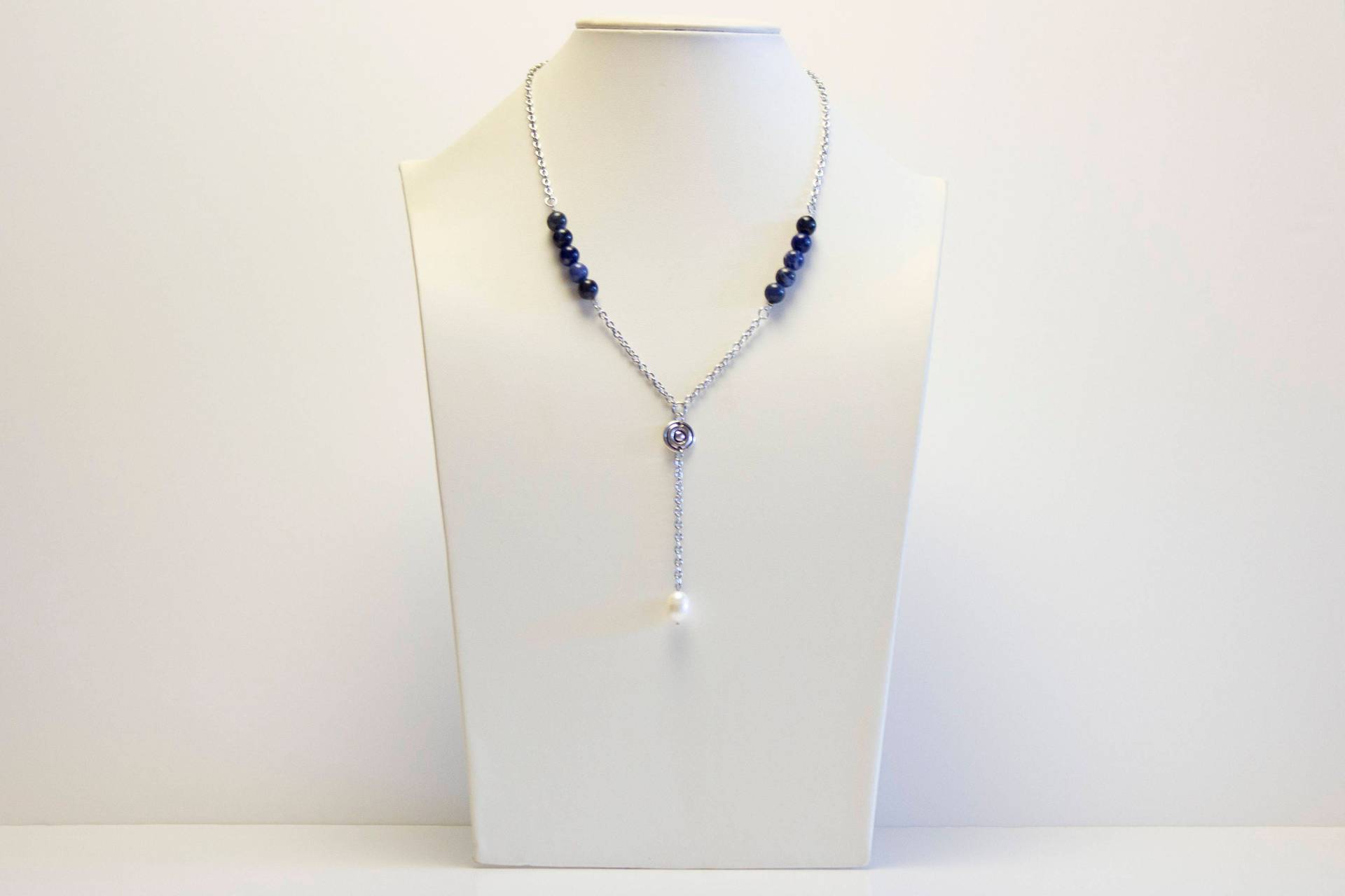 Halskette Y in Sodalit Und Süßwasserperle. Y-Sprung Halskette Mit Feinen Steinen Perle. Schmucksteine Blaues Weißes Schmuckstück. Blaue Halskette Y in Sodalit Und Süßwasserperle. Y-Sprung Halskette Mit Feinen Steinen Perle. Schmucksteine Blaues Weißes Schmuckstück. Blaue von Gadhorre