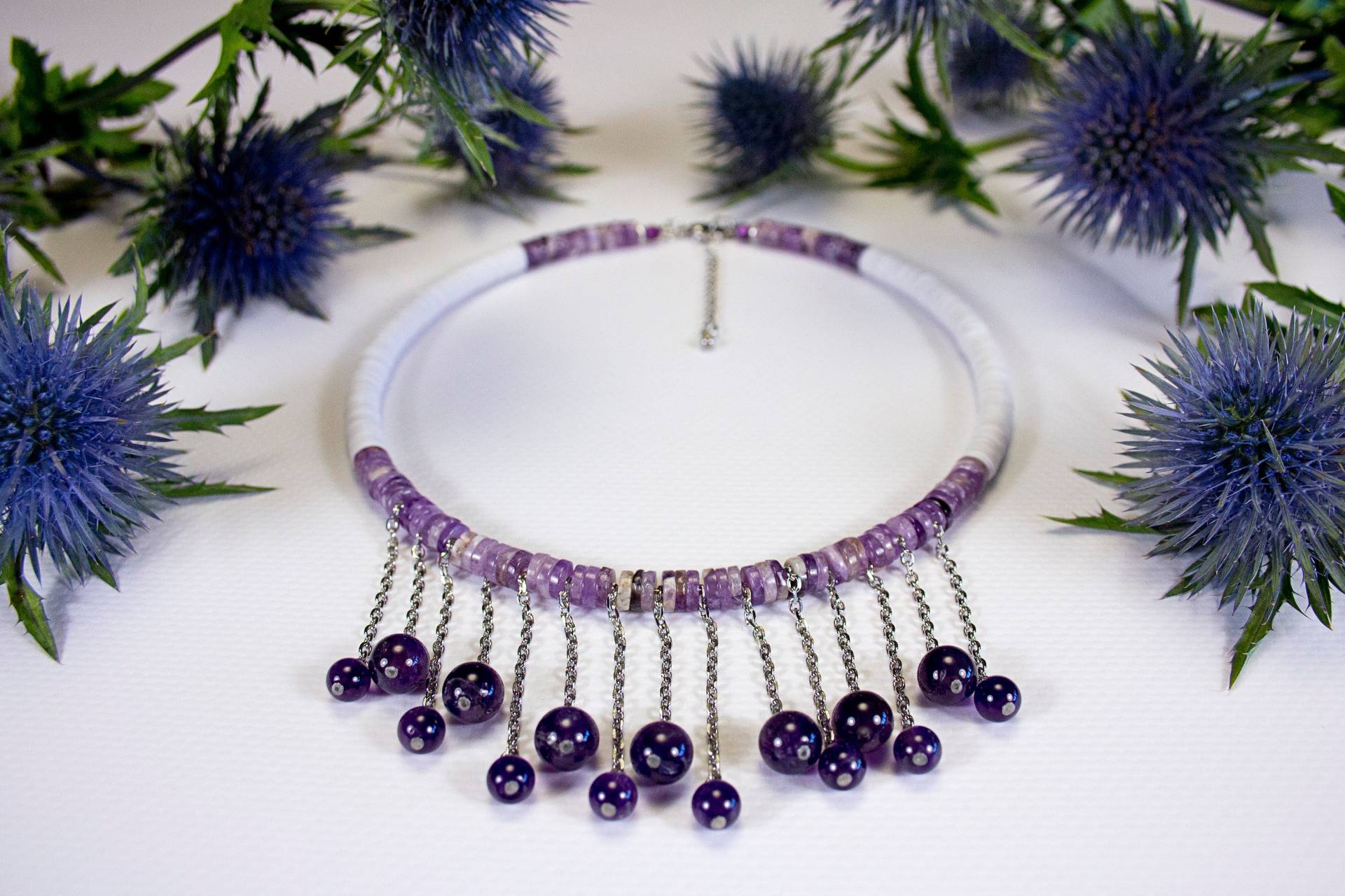 Kurze Halskette Aus Amethyst Und Weißem Vinyl. Originaler Halsreif Feinem Stein. Lila Halskette. Amethyst-Schmuck. Mit Fransen Kurze Halskette Aus Amethyst Und Weißem Vinyl. Originaler Halsreif Feinem Stein. Lila Halskette. Amethyst-Schmuck. Mit Fransen von Gadhorre