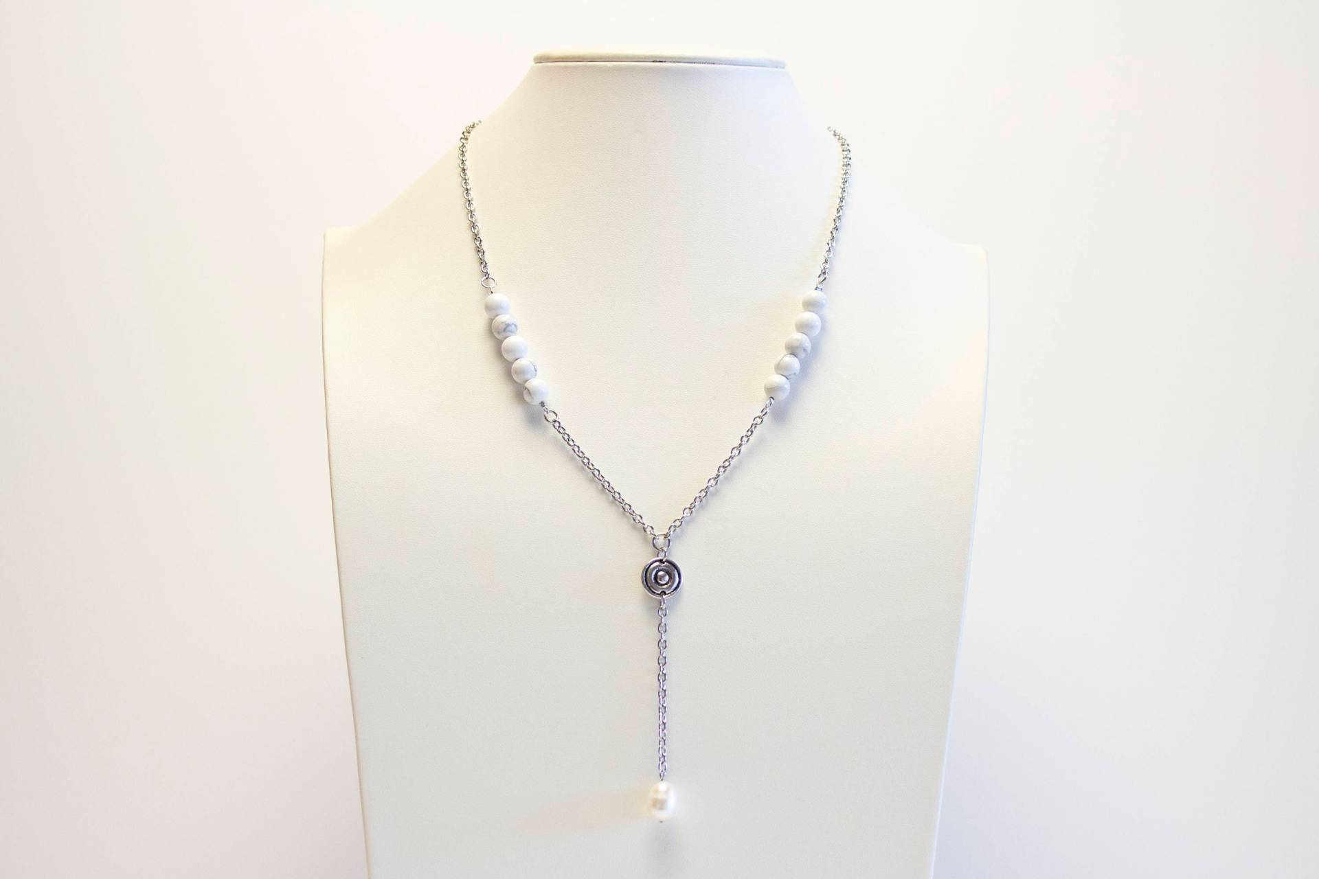 „Y"-Halskette Aus Howlith Und Süßwasserperle. Hochzeitsschmuck. Weiße Lange Halskette Feinem Stein Perlen „Y"-Halskette Aus Howlith Und Süßwasserperle. Hochzeitsschmuck. Weiße Lange Halskette Feinem Stein Perlen von Gadhorre