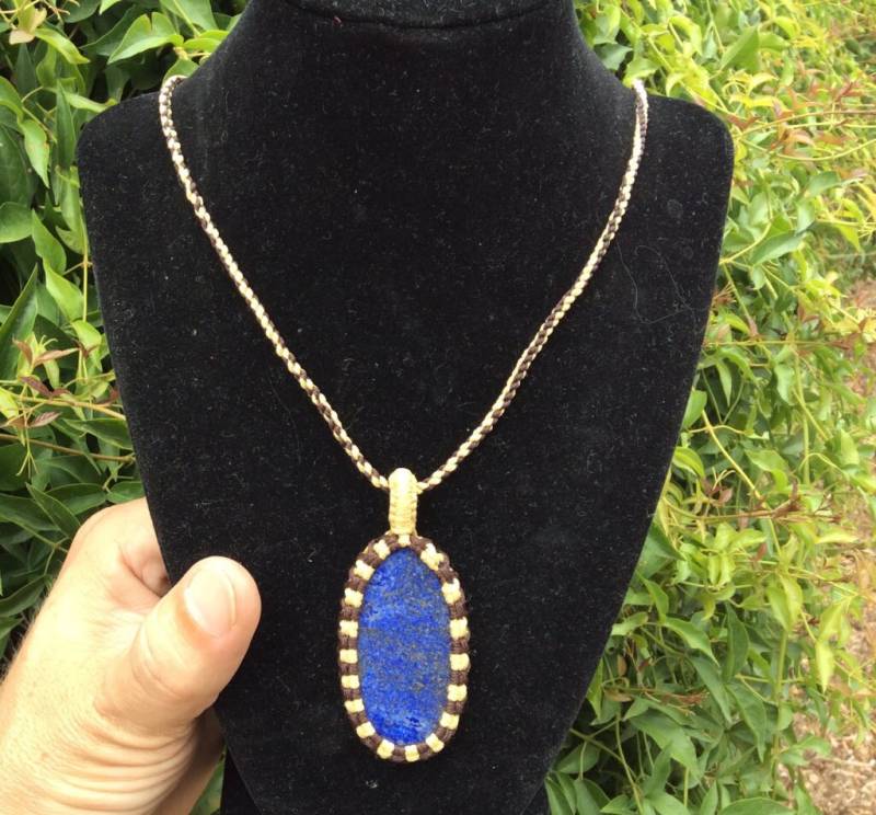 Lapis Lazuli Makramee Halskette, 24 "Nature Stone Pendant von GadsdenGem
