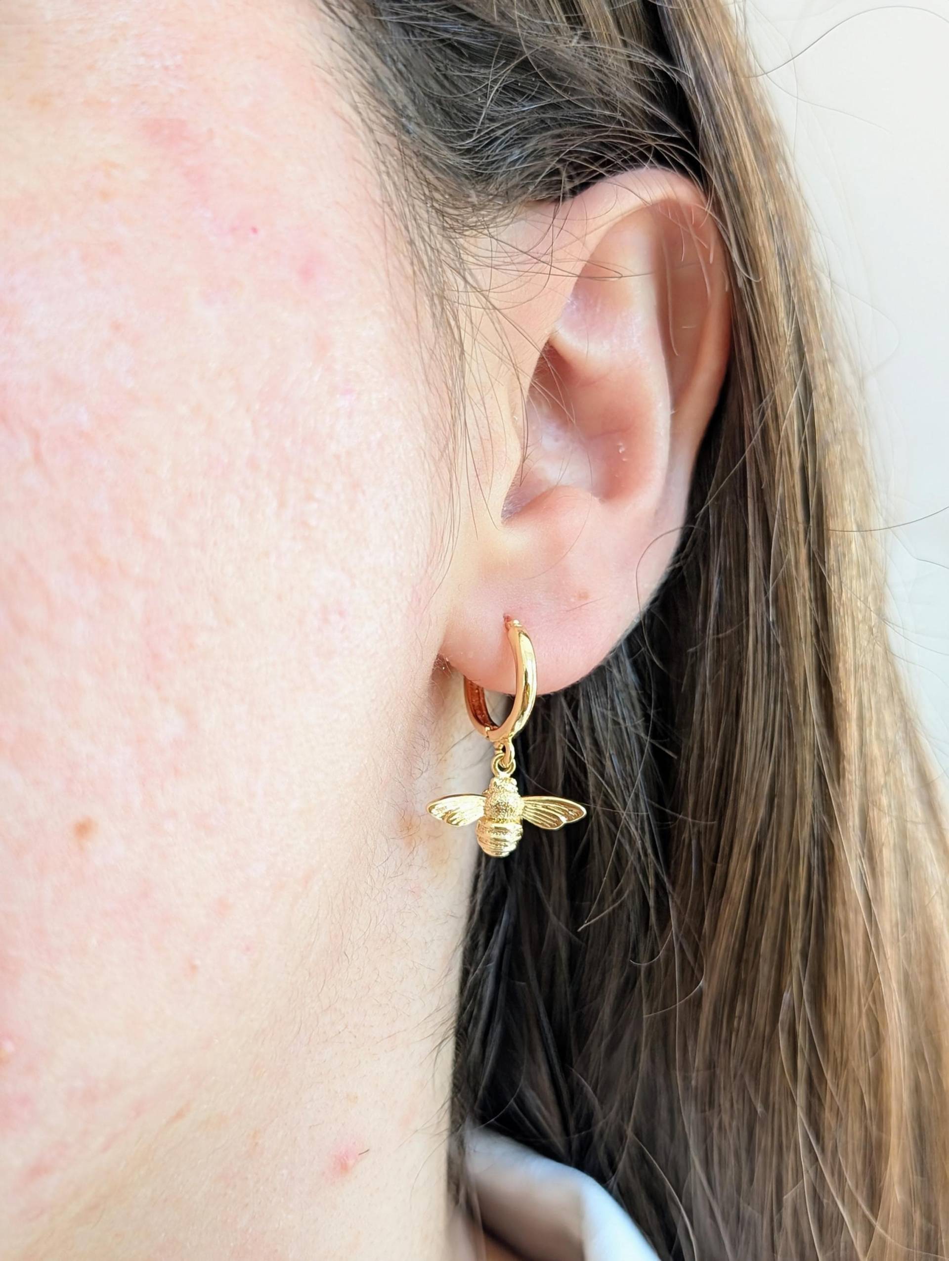 Bee Hanging Earrings Gold, Huggie Hoops With Pendants, Honey Jewelry, 18 Carat Gold Plated, Minimalist, Delicate, Dainty von Gaealia