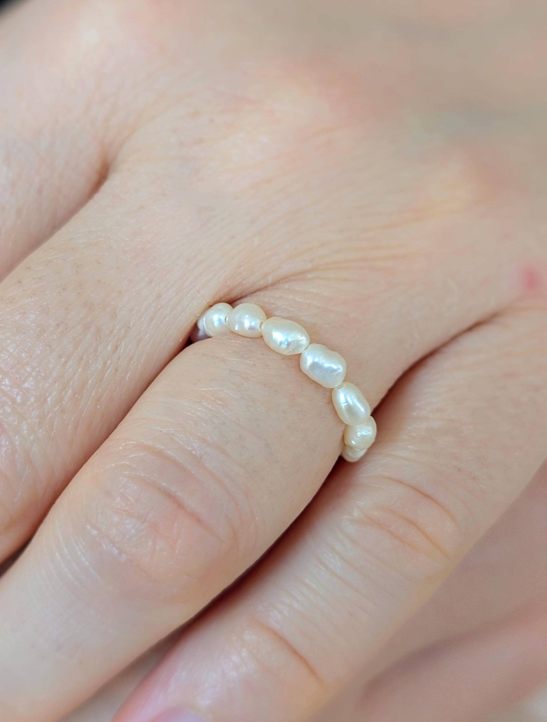 Handgemachter Perlenring Aus Zarten Süßwasserperlen, Fein, Elastisch, Filigran, Minimalistisch, Süßer Ring Handgemachter Perlenring Aus Zarten Süßwasserperlen, Fein, Elastisch, Filigran, Minimalistisch, Süßer Ring von Gaealia