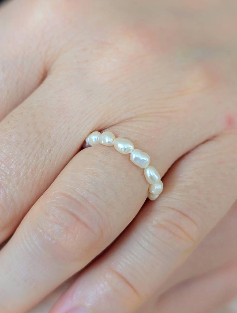 Handgemachter Perlenring Aus Zarten Süßwasserperlen, Fein, Elastisch, Filigran, Minimalistisch, Süßer Ring Handgemachter Perlenring Aus Zarten Süßwasserperlen, Fein, Elastisch, Filigran, Minimalistisch, Süßer Ring von Gaealia