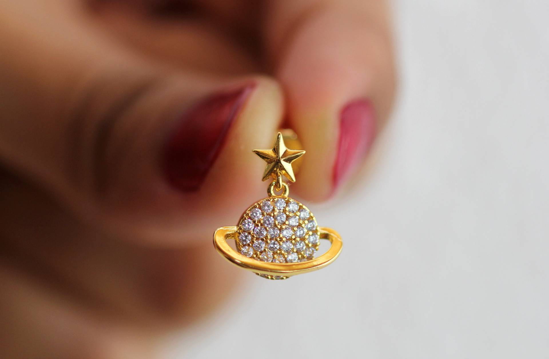 Planet Ohrringe, Saturn Anhänger, Goldene Stern Ohrstecker 18K Vergoldet, Celestial Ohrringe Mit Zirkonia, Himmlisch, Niedlich, Filigran Planet Ohrringe, Saturn Anhänger, Goldene Stern Ohrstecker 18K Vergoldet, Celestial Ohrringe Mit Zirkonia, Himmlisch, Niedlich, Filigran von Gaealia